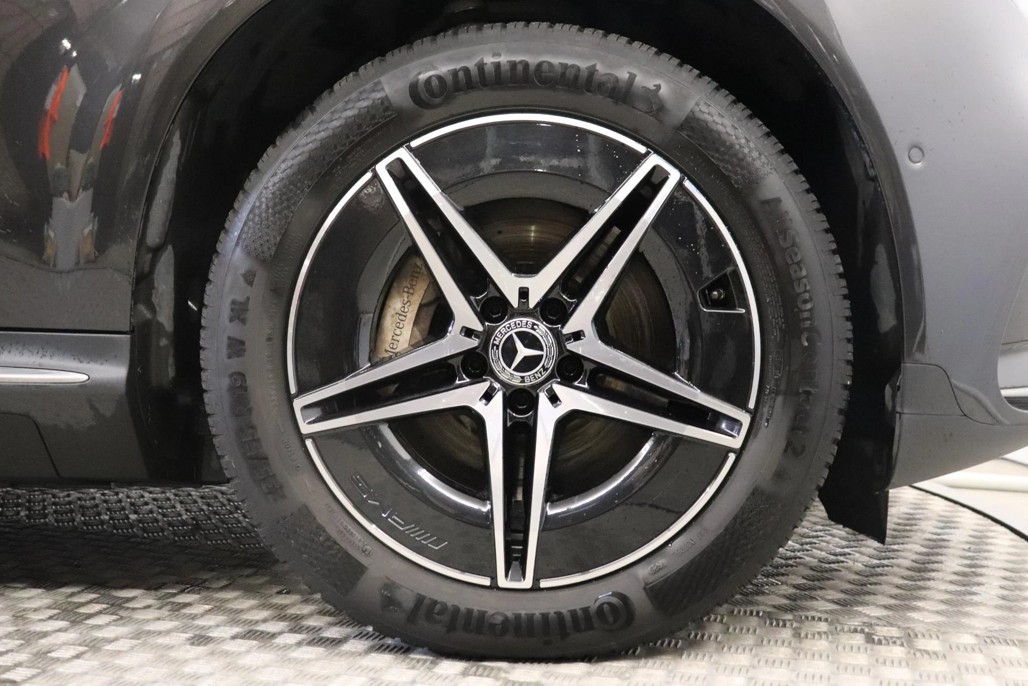 Mercedes-Benz-EQC-image-16