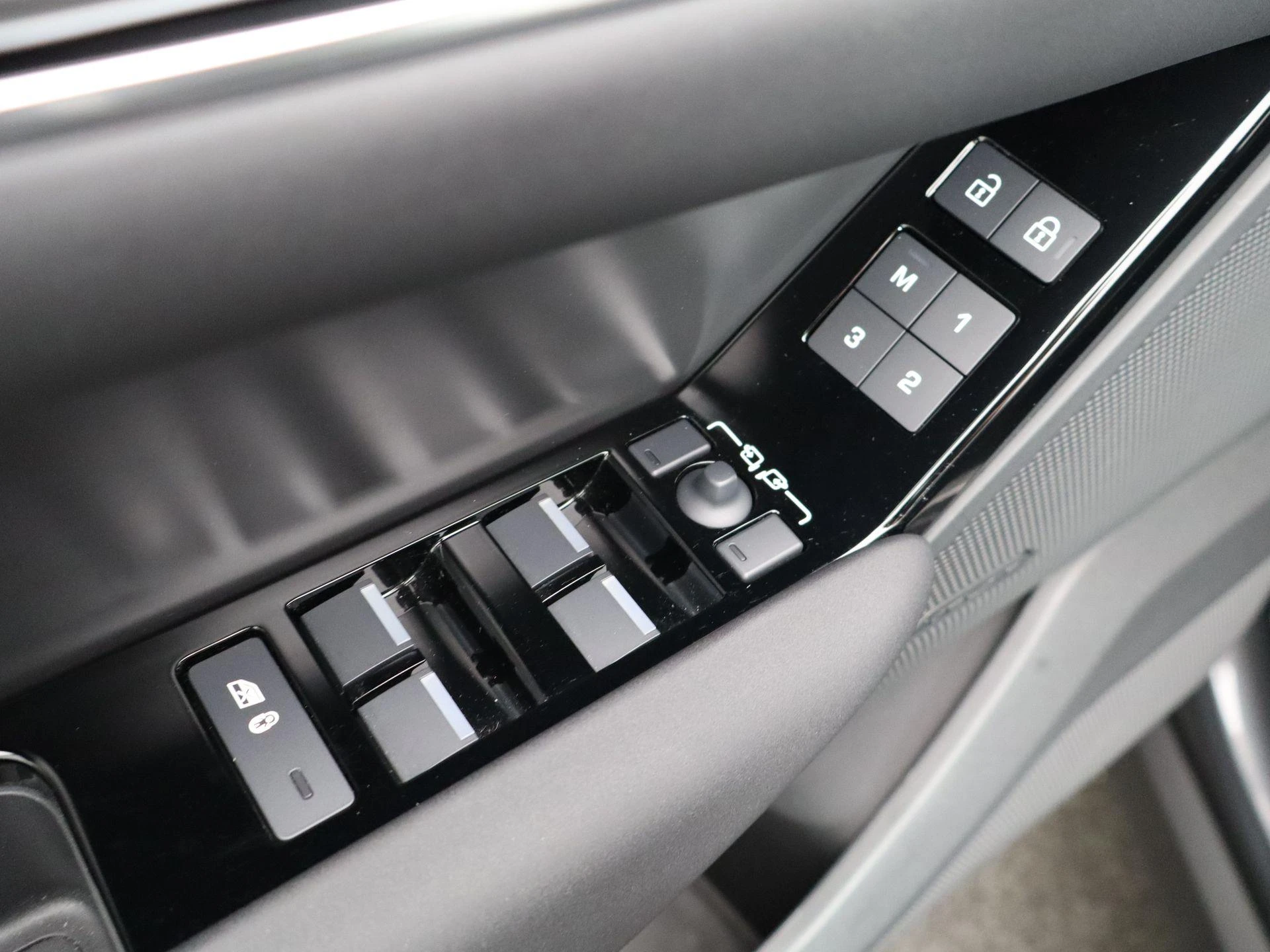 Land Rover-Range Rover Velar-image-29