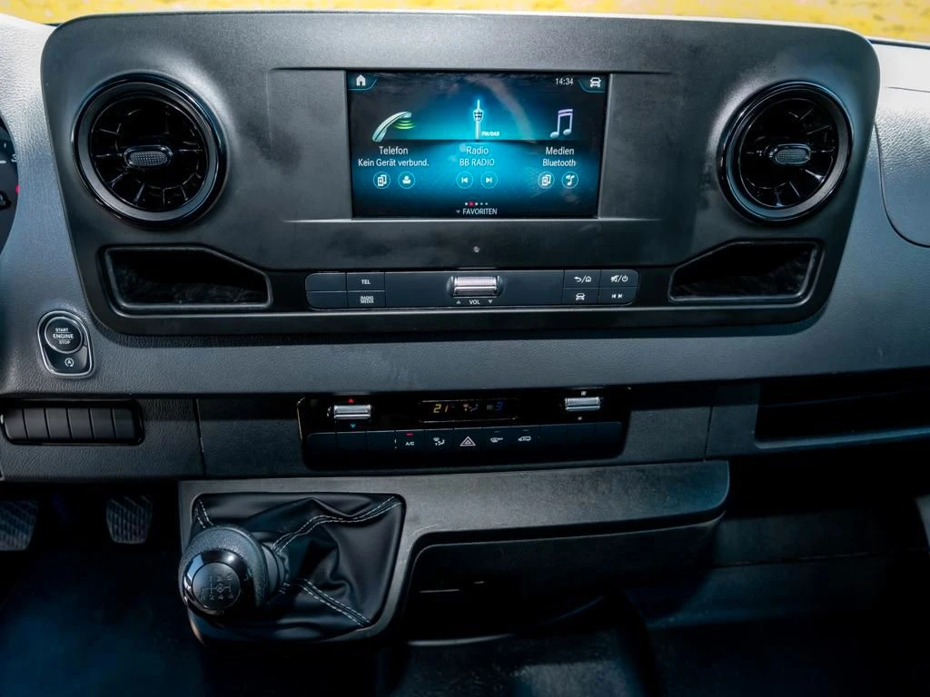 Mercedes-Benz-Sprinter 215-image-10