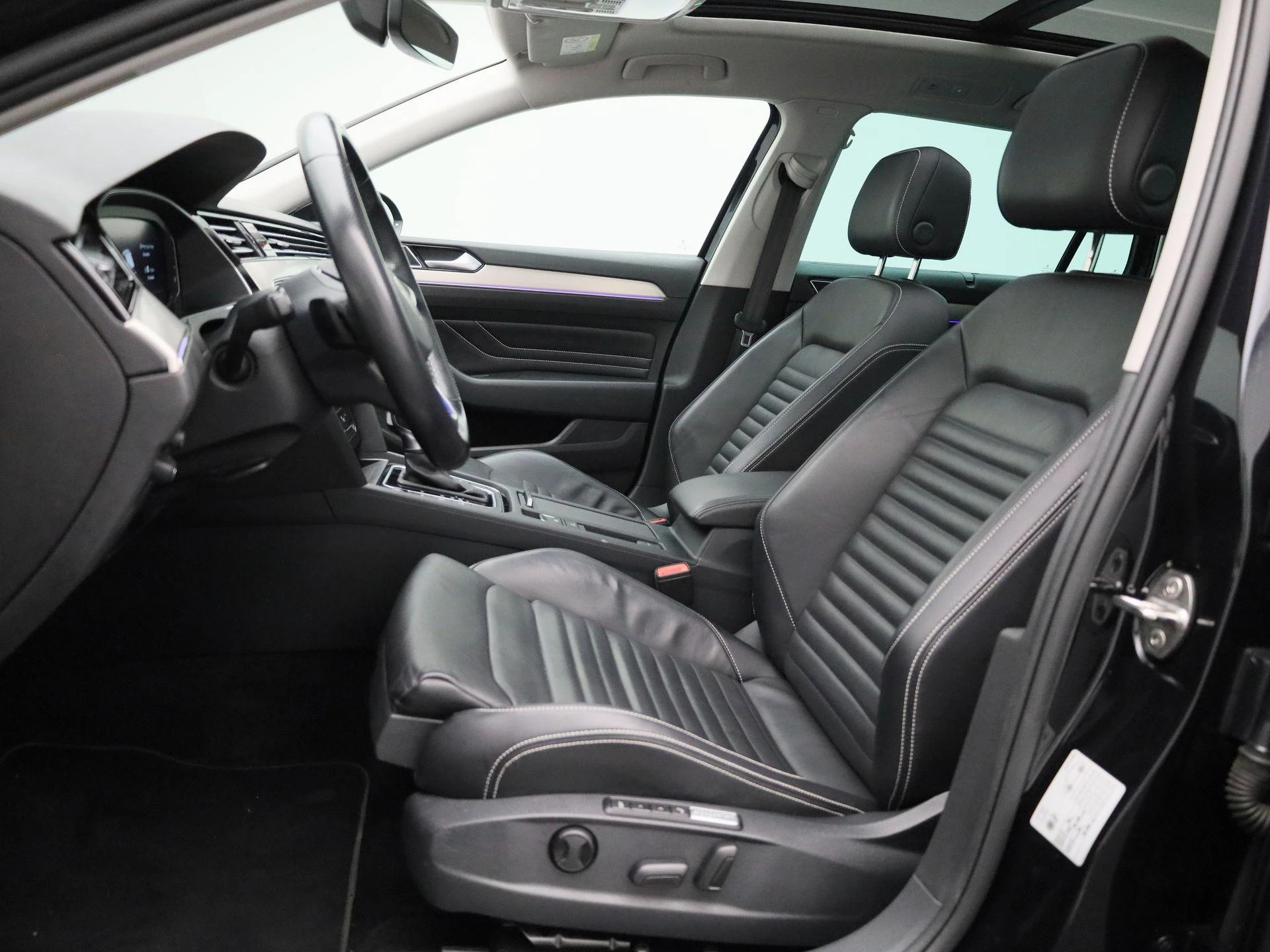 Volkswagen-Passat-image-10
