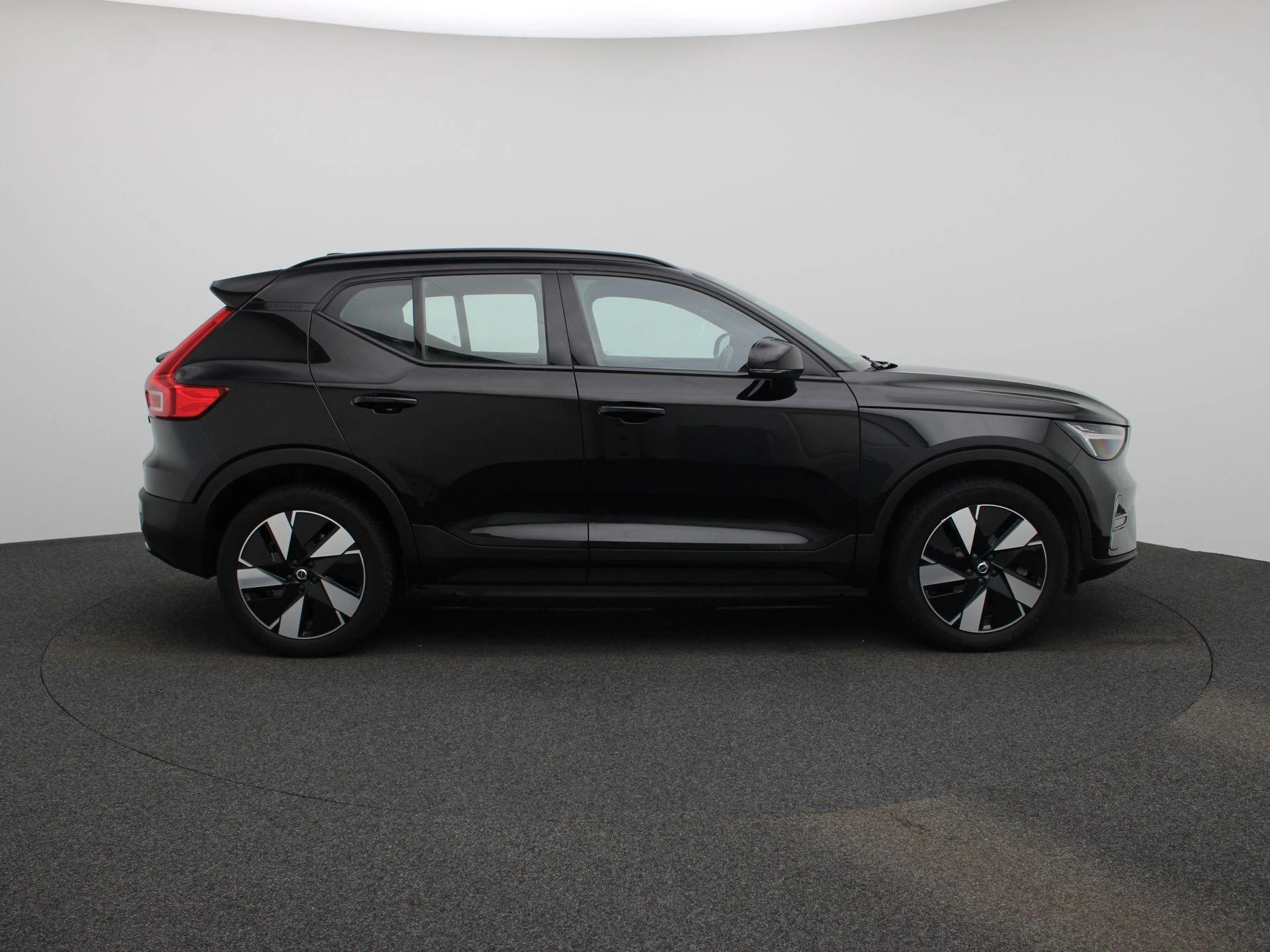 Volvo-EX40-image-5