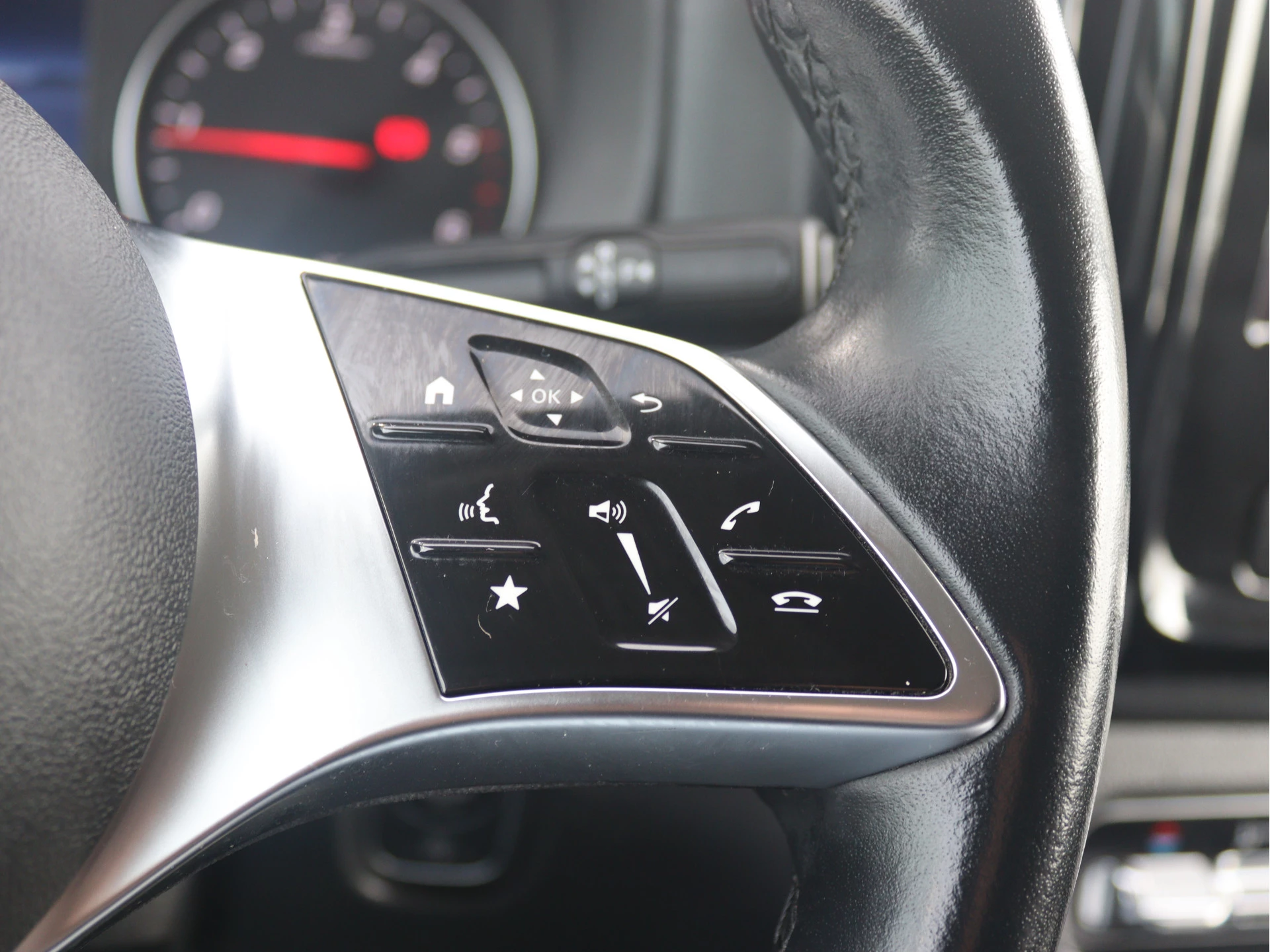 Mercedes-Benz-Vito-image-8