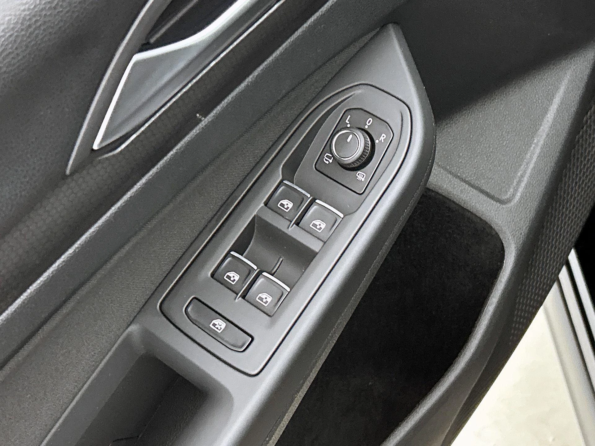 Volkswagen-Golf-image-24