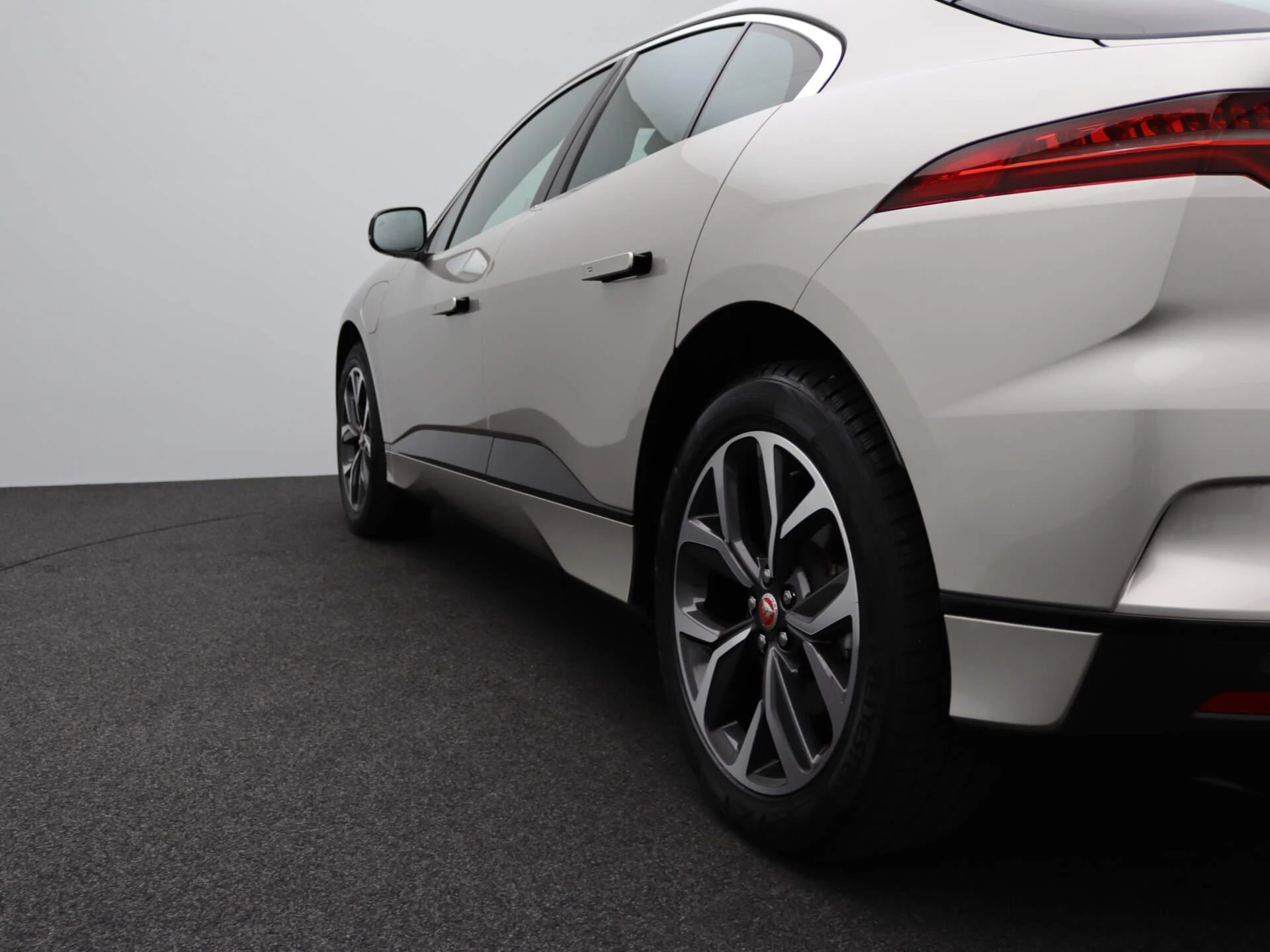 Jaguar-I-PACE-image-36