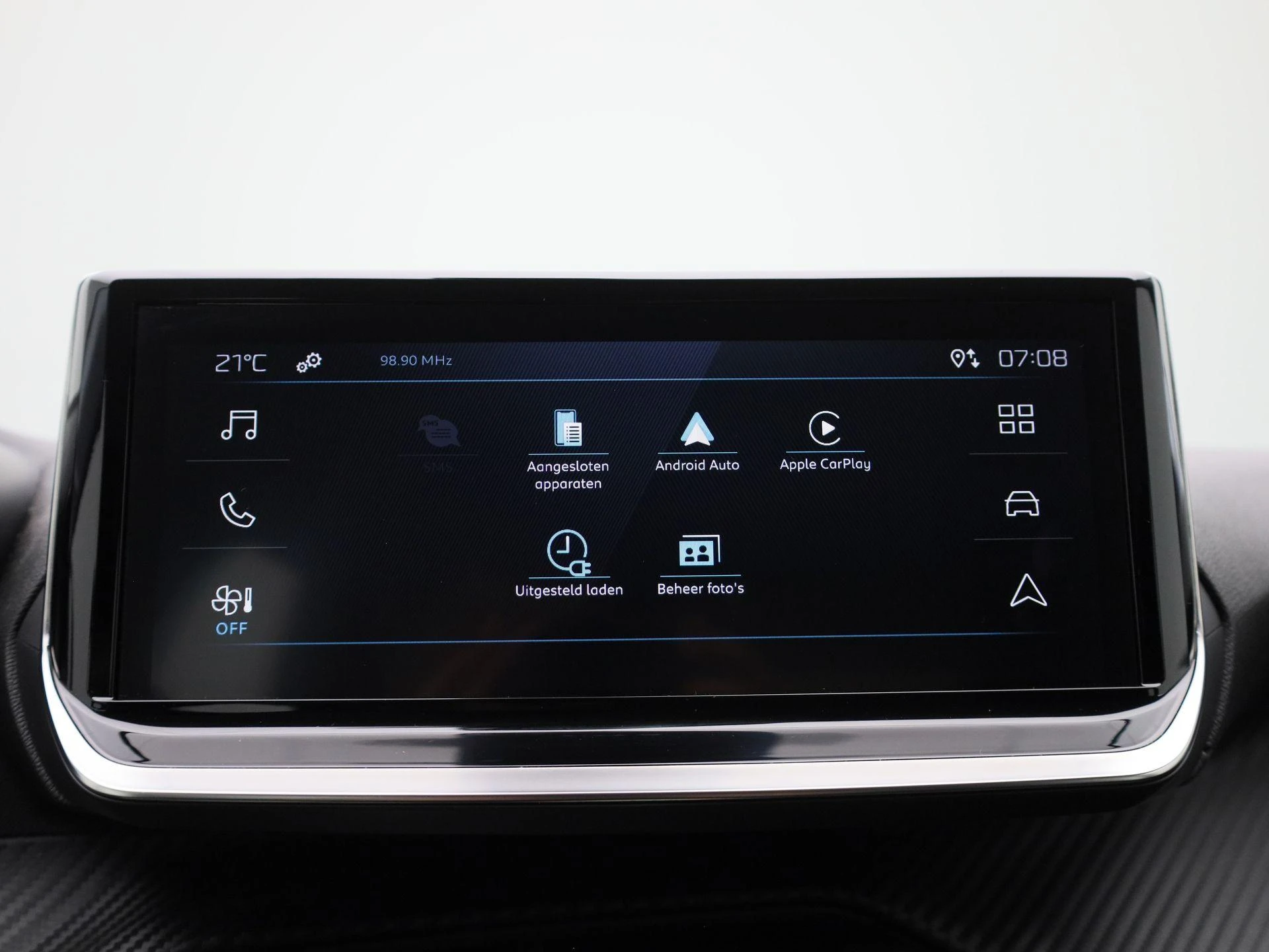 Peugeot-e-208-image-23
