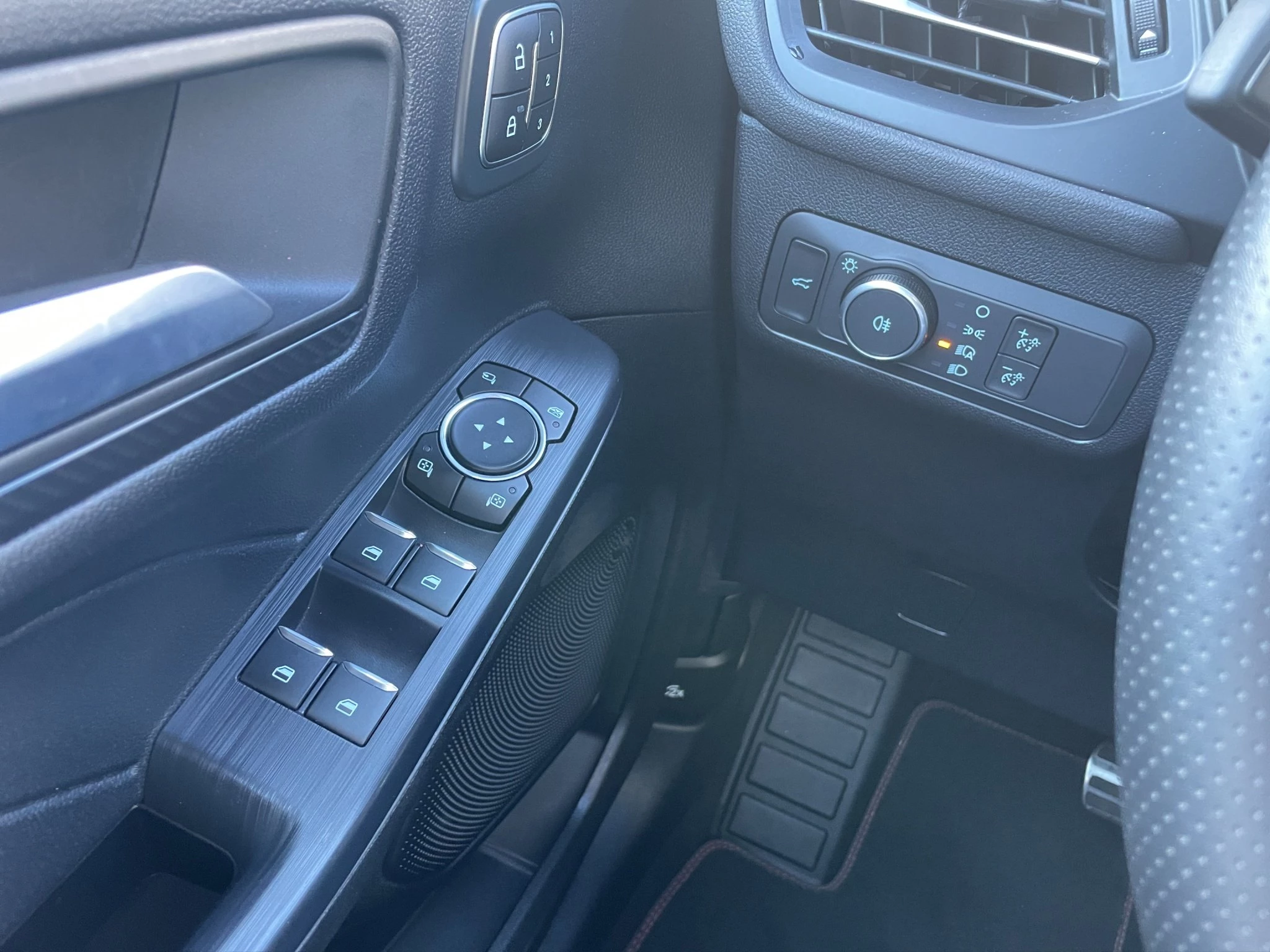 Ford Kuga ST-Line X Aut.*PANO*AHK*360GRAD*LED-MATRIX*NAVI*GRA*WINTER-PKT.
