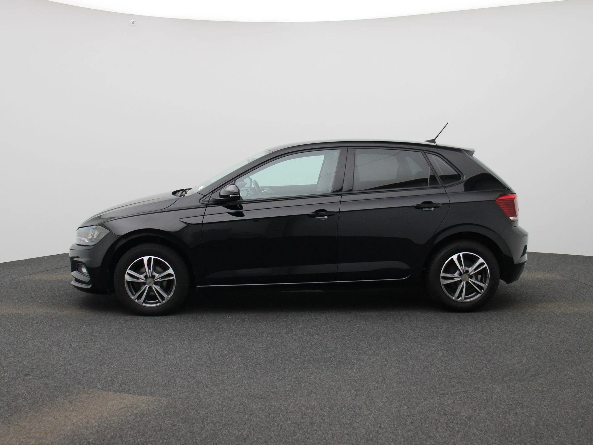 Volkswagen-Polo-image-4