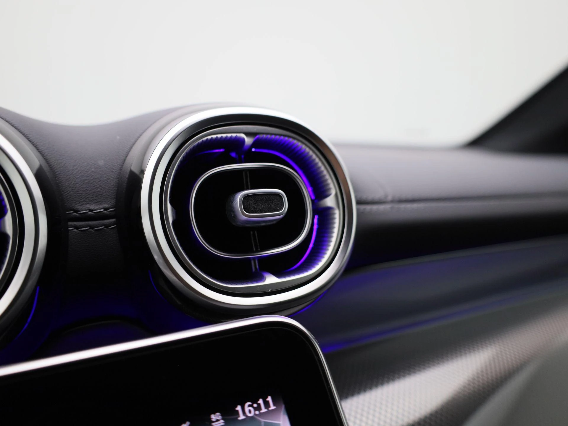 Mercedes-Benz-GLC-image-25