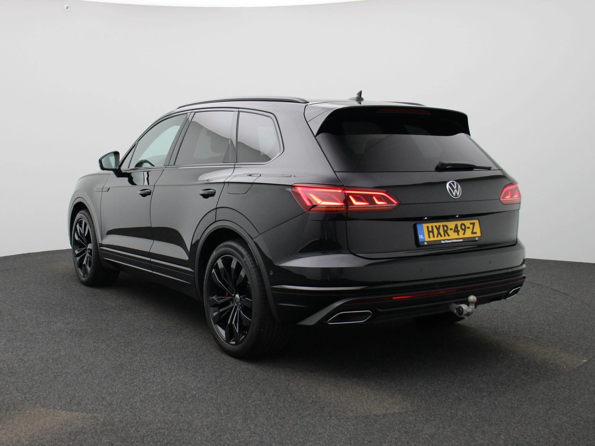 Volkswagen-Touareg-image-1