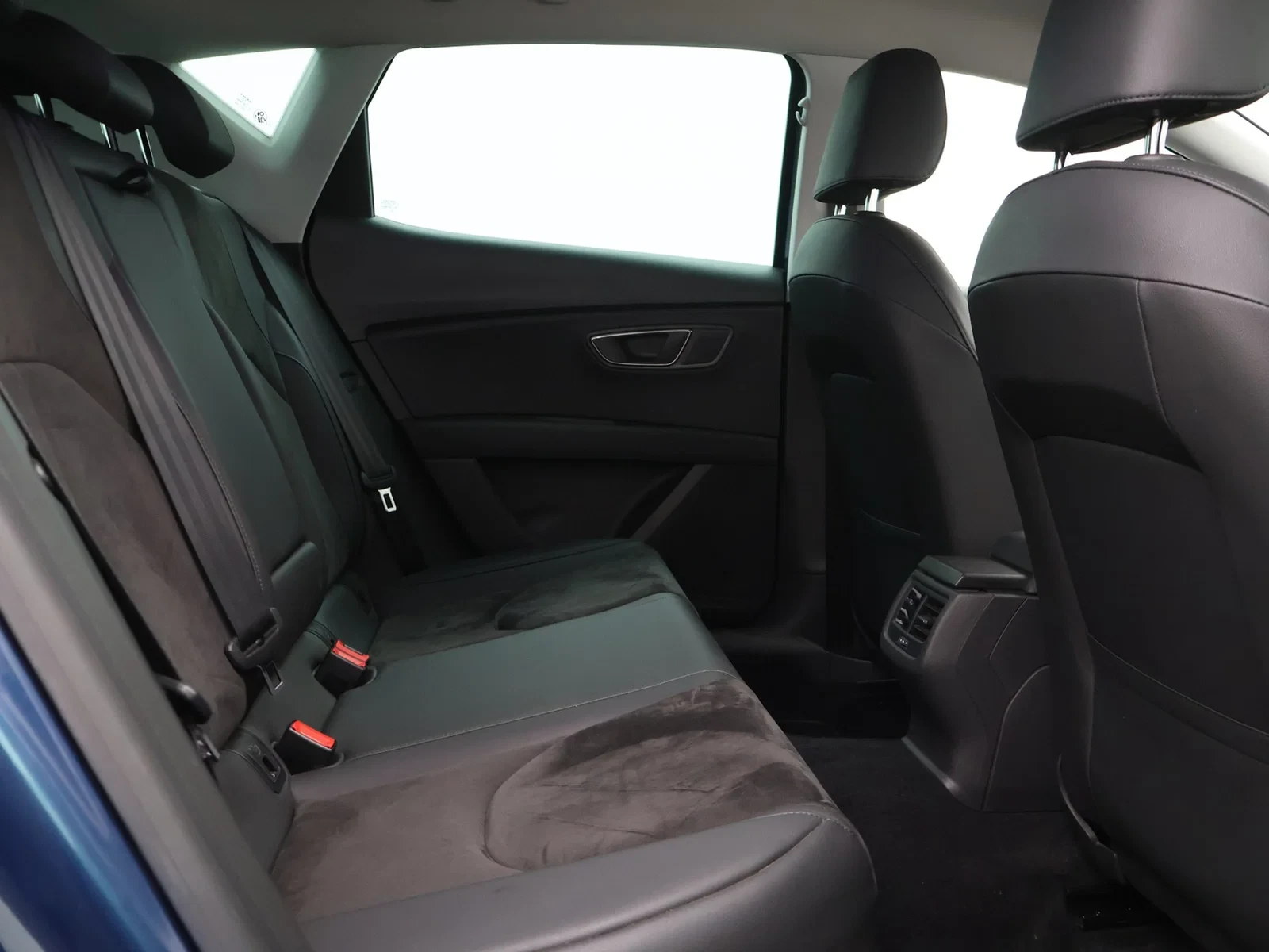SEAT Leon Leon TSI 110PK *LEDER*ALCANTARA*CRUISE*NAVI*PDC*DAB RADIO*BLTH*...*