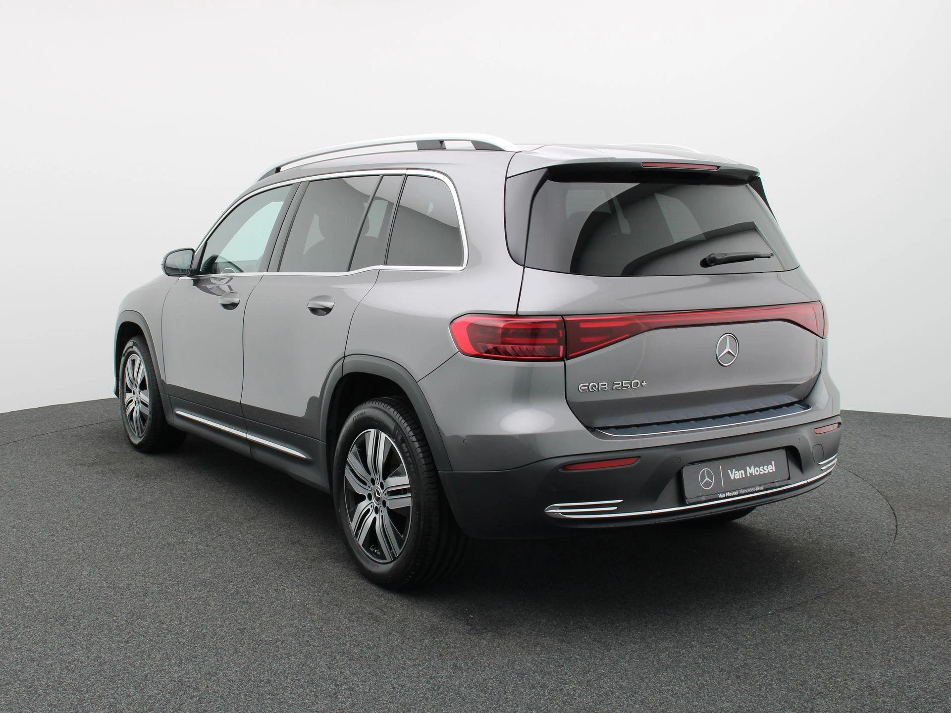 Mercedes-Benz-EQB-image-1