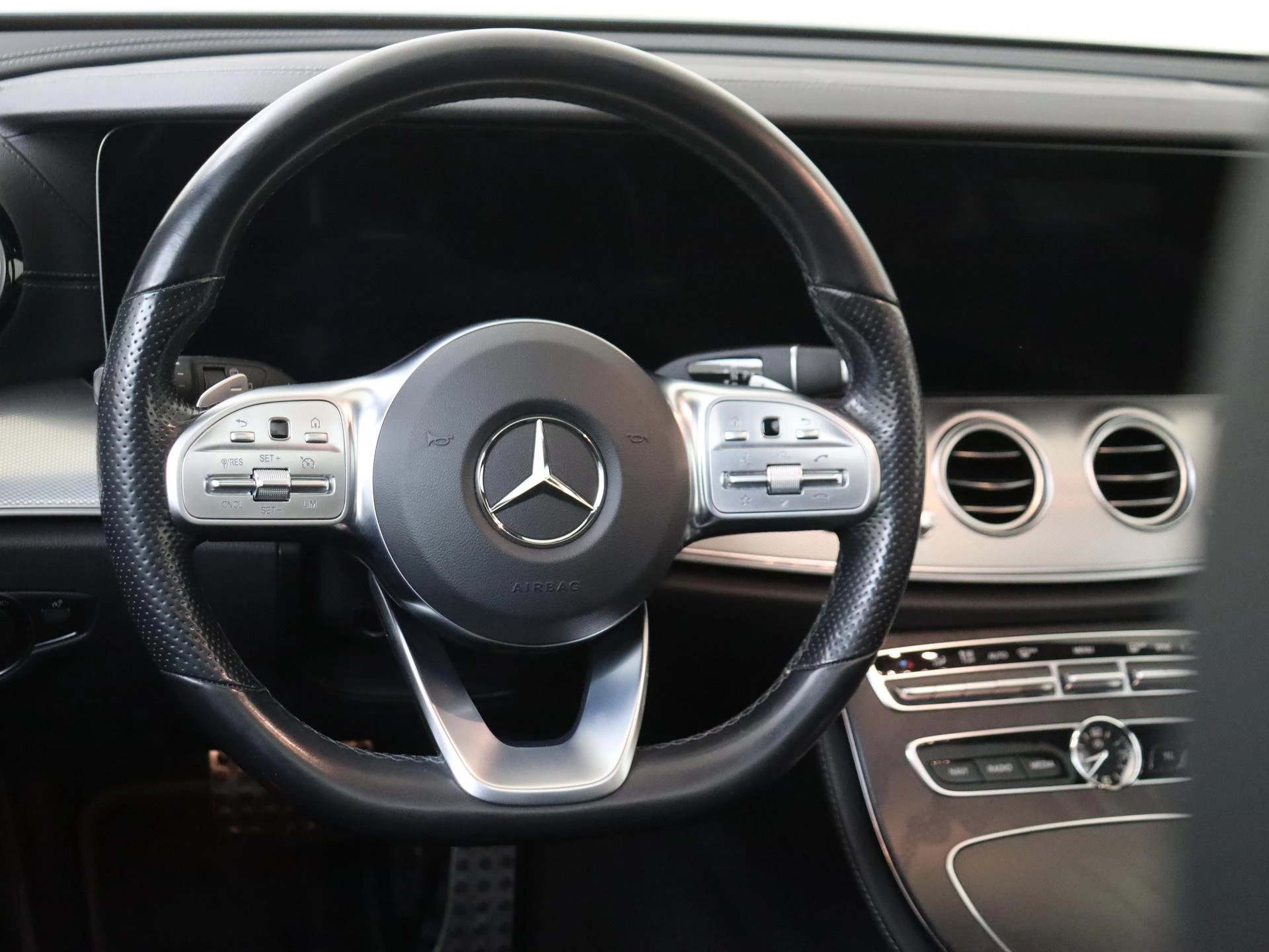 Mercedes-Benz-E-Klasse-image-9