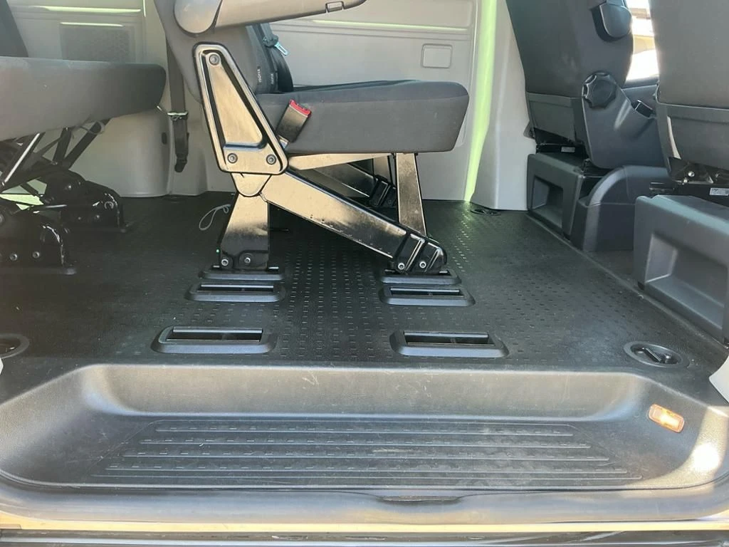 Volkswagen-Caravelle-image-16