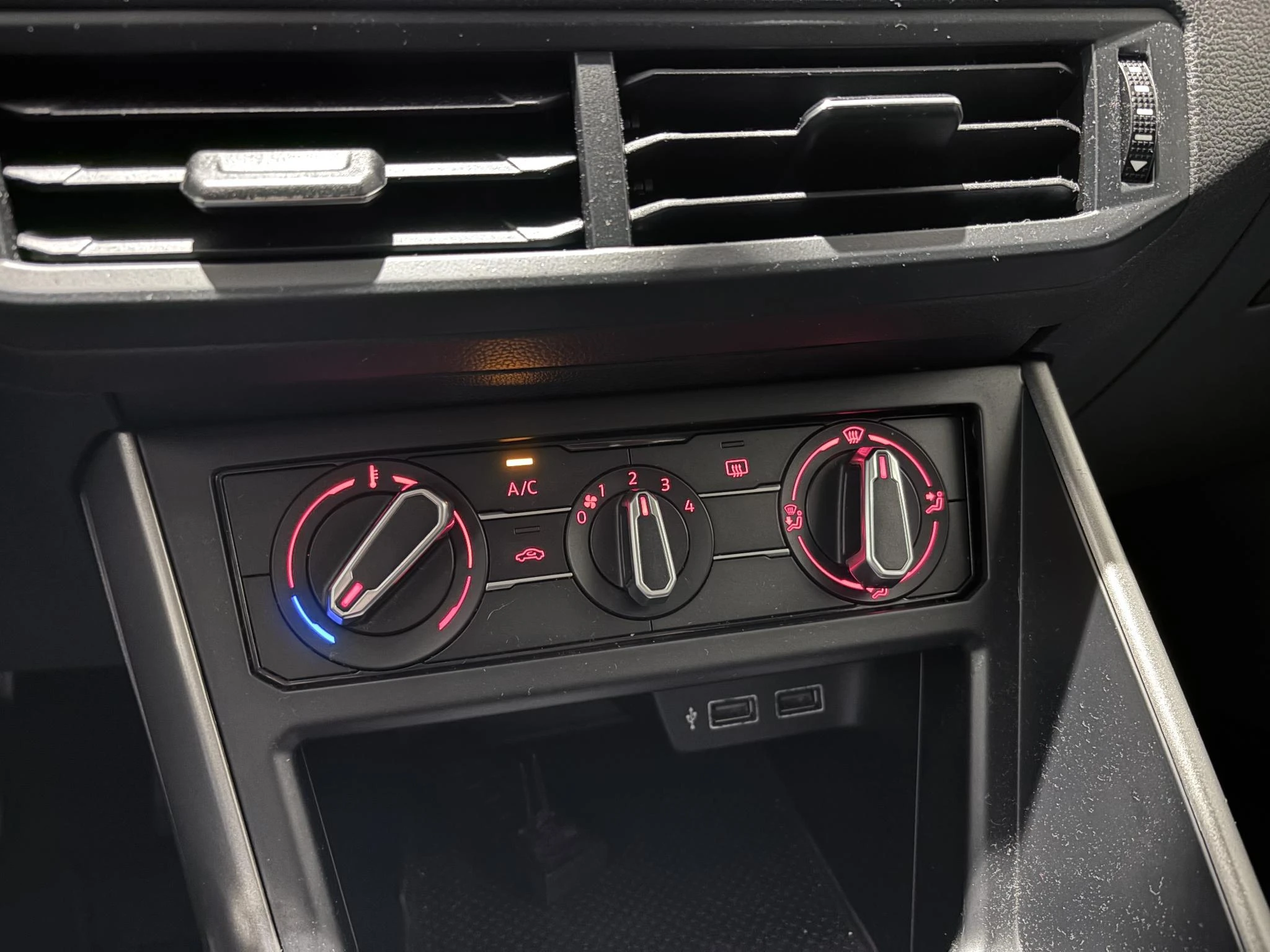 Volkswagen-Polo-image-27