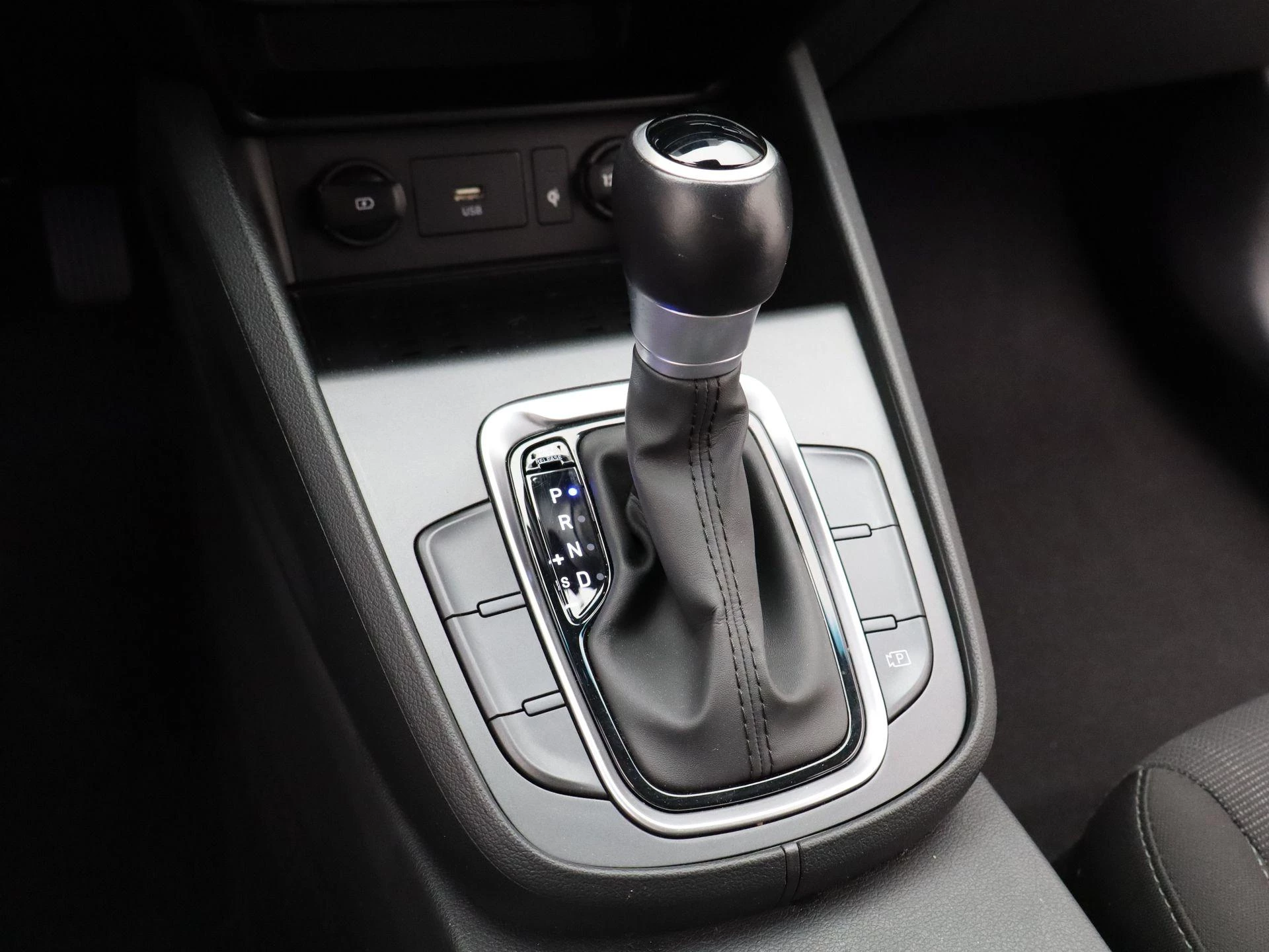 Hyundai Kona 1.6 GDI HEV Fashion Design Sky
