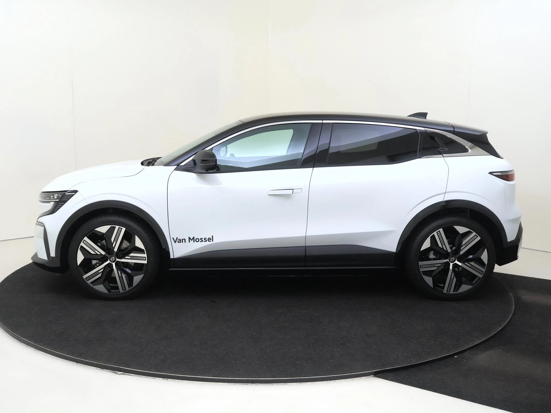 Renault-Megane E-Tech-image-7