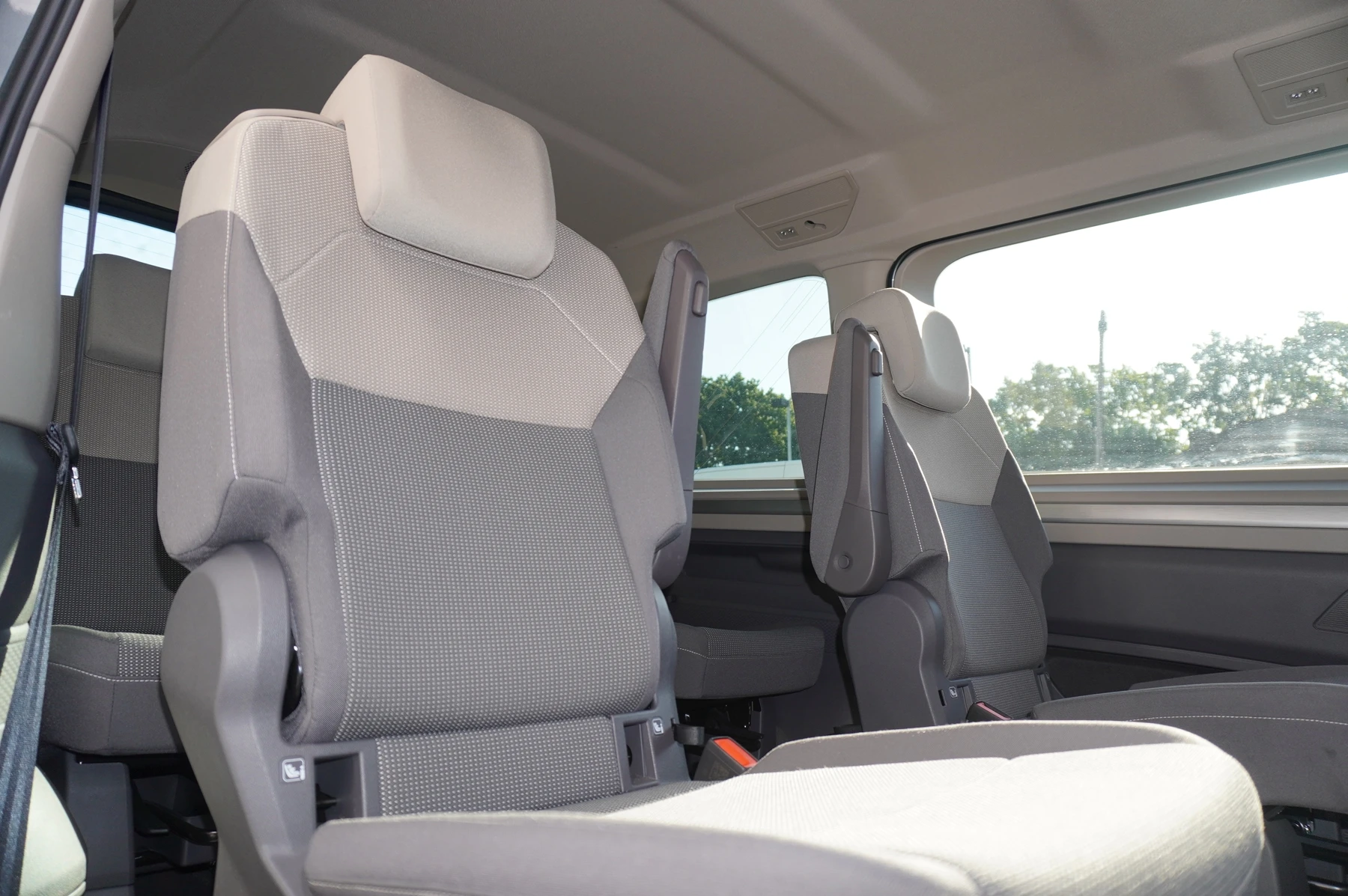 Volkswagen-Multivan-image-13