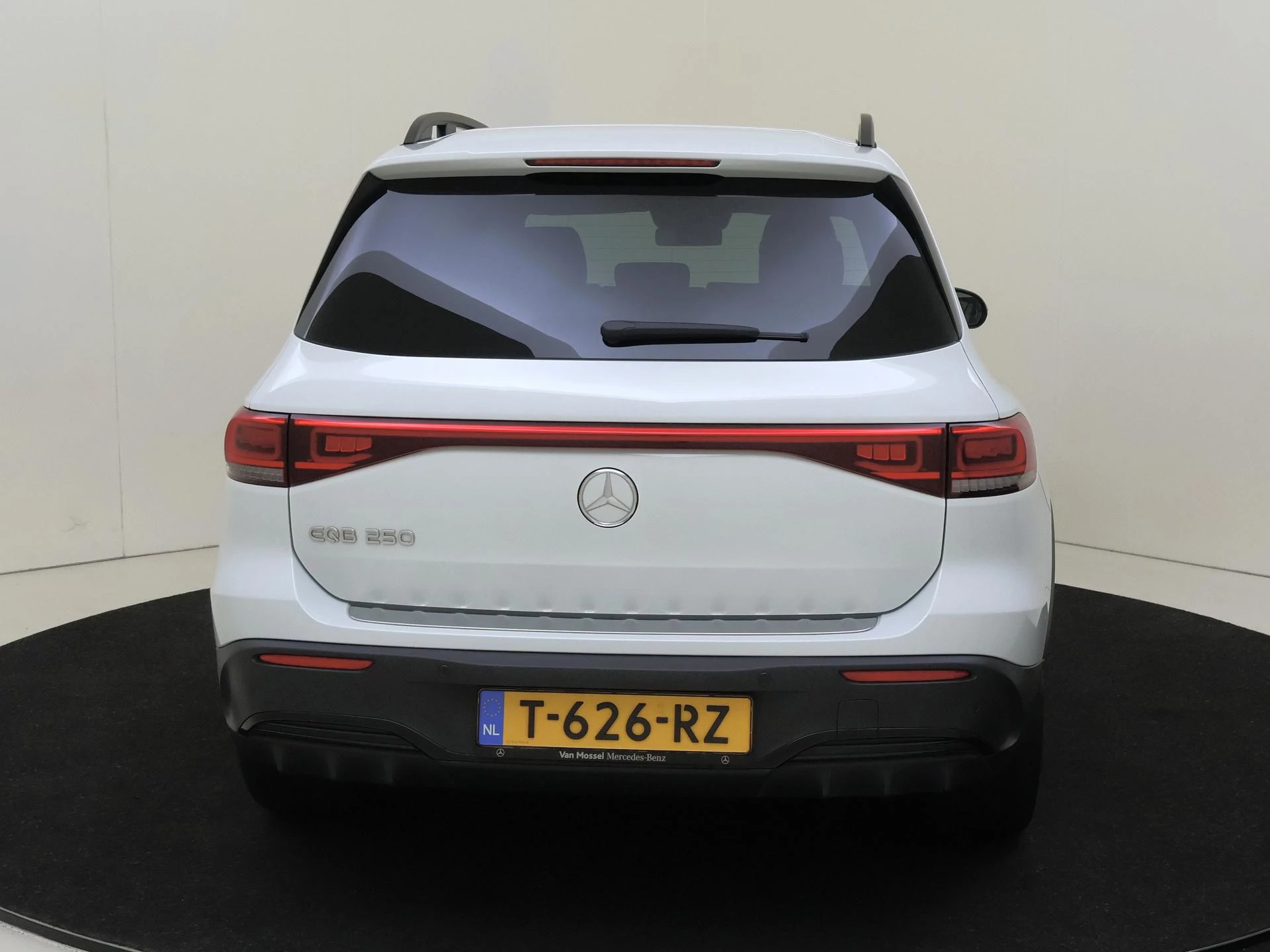 Mercedes-Benz-EQB-image-3