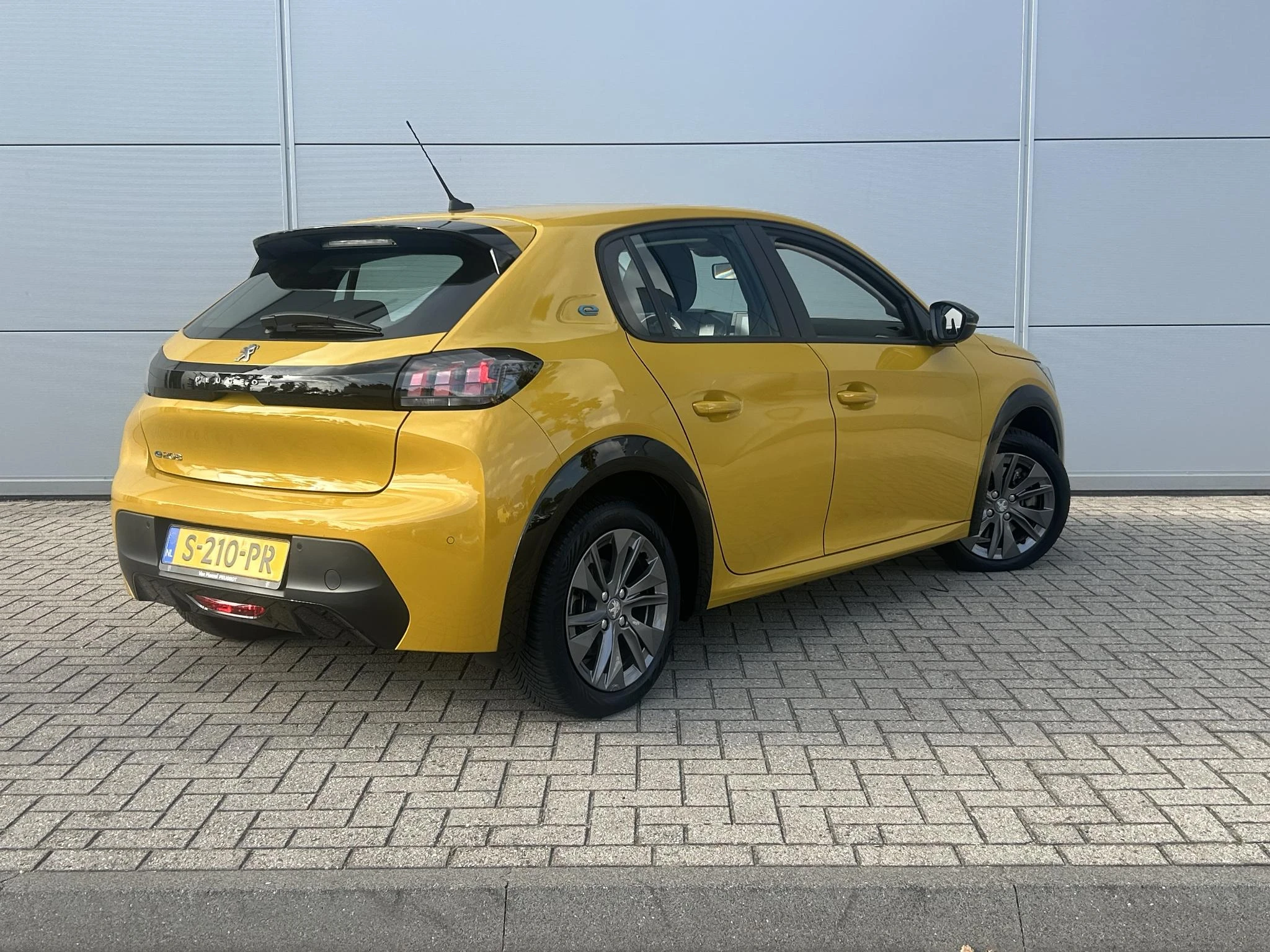 Peugeot-e-208-image-5