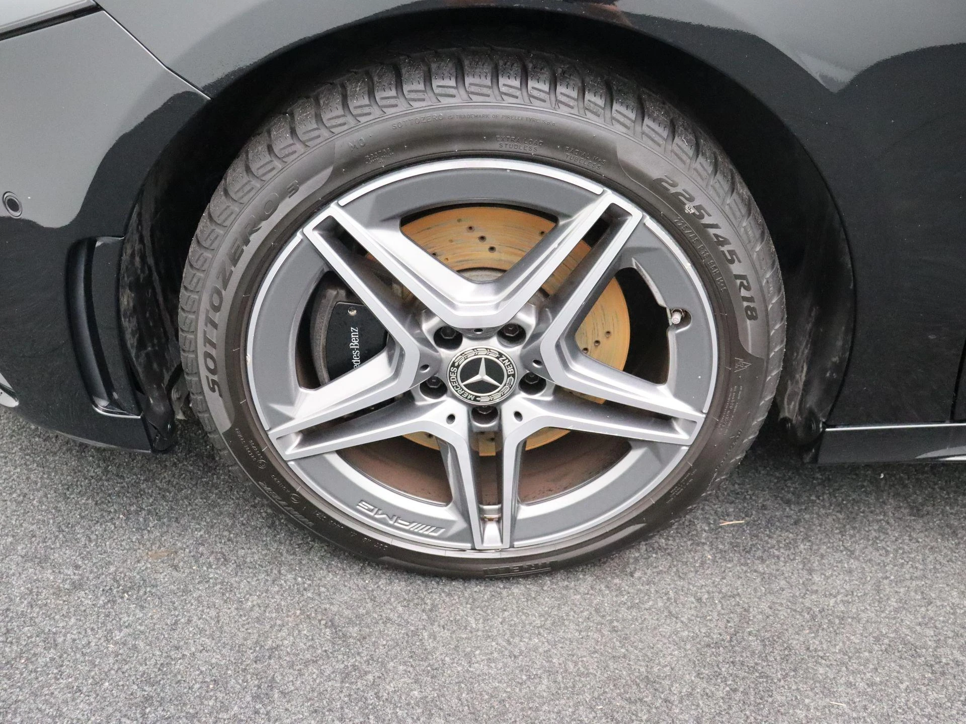Mercedes-Benz A-Klasse 250 e Sedan AMG Line + PANO DAK + MULTIBEAM LED + CARPLAY +