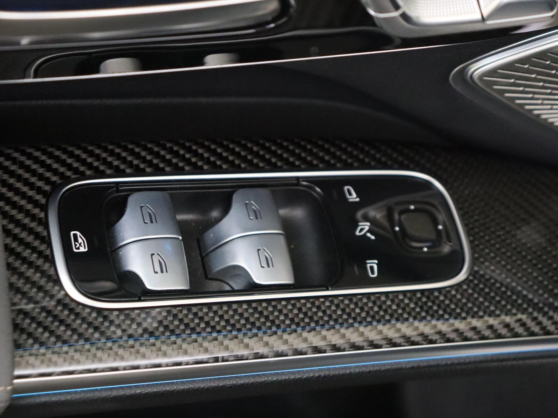 Mercedes-Benz-EQS-image-25