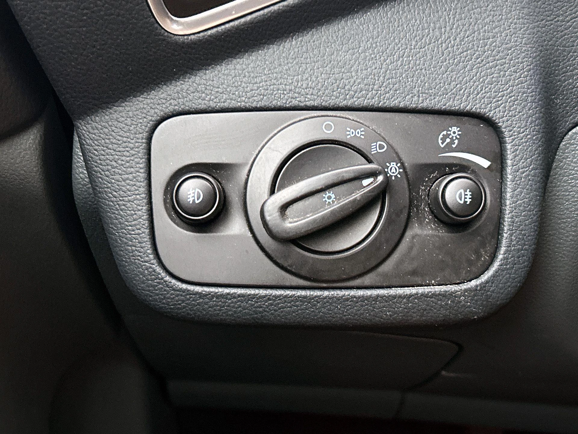 Ford-C-MAX-image-25