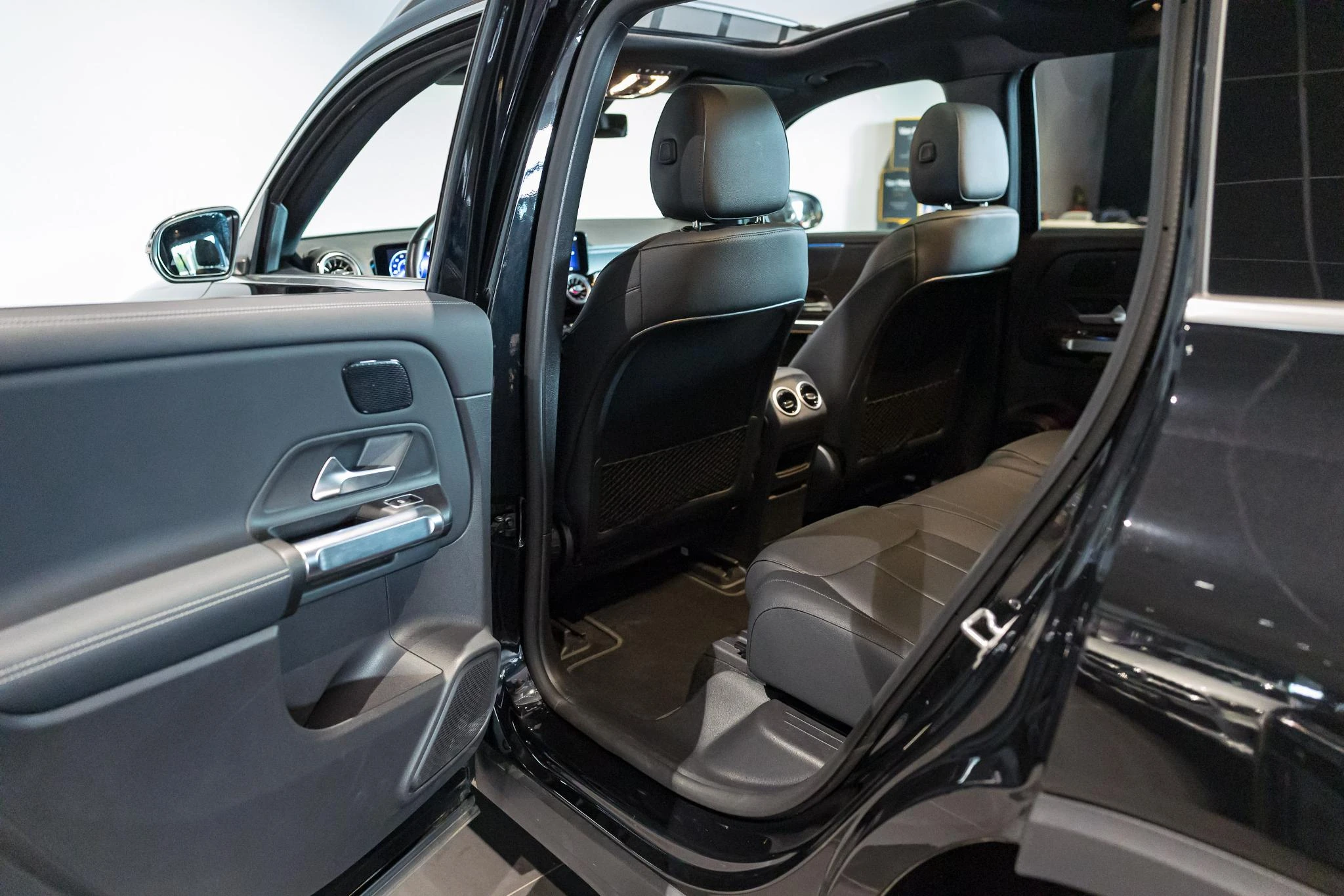 Mercedes-Benz-EQB-image-15