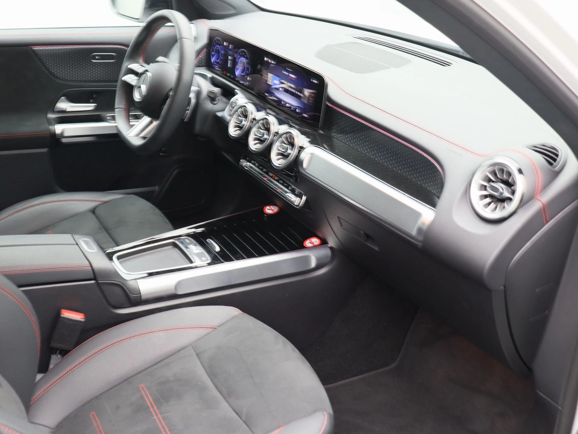 Mercedes-Benz-EQB-image-18