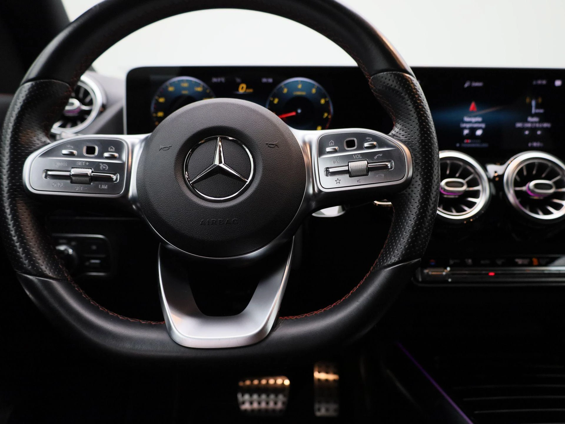 Mercedes-Benz-GLA-image-6