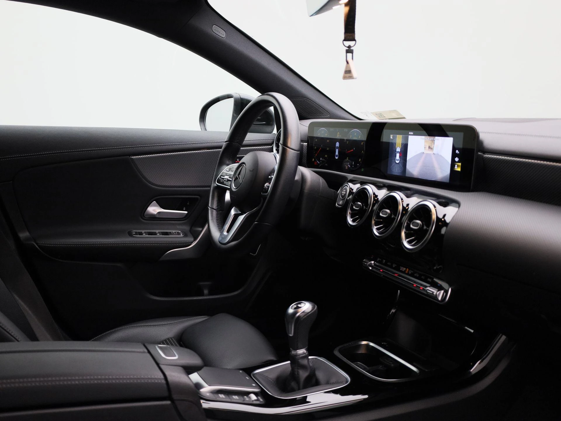 Mercedes-Benz-CLA-image-33