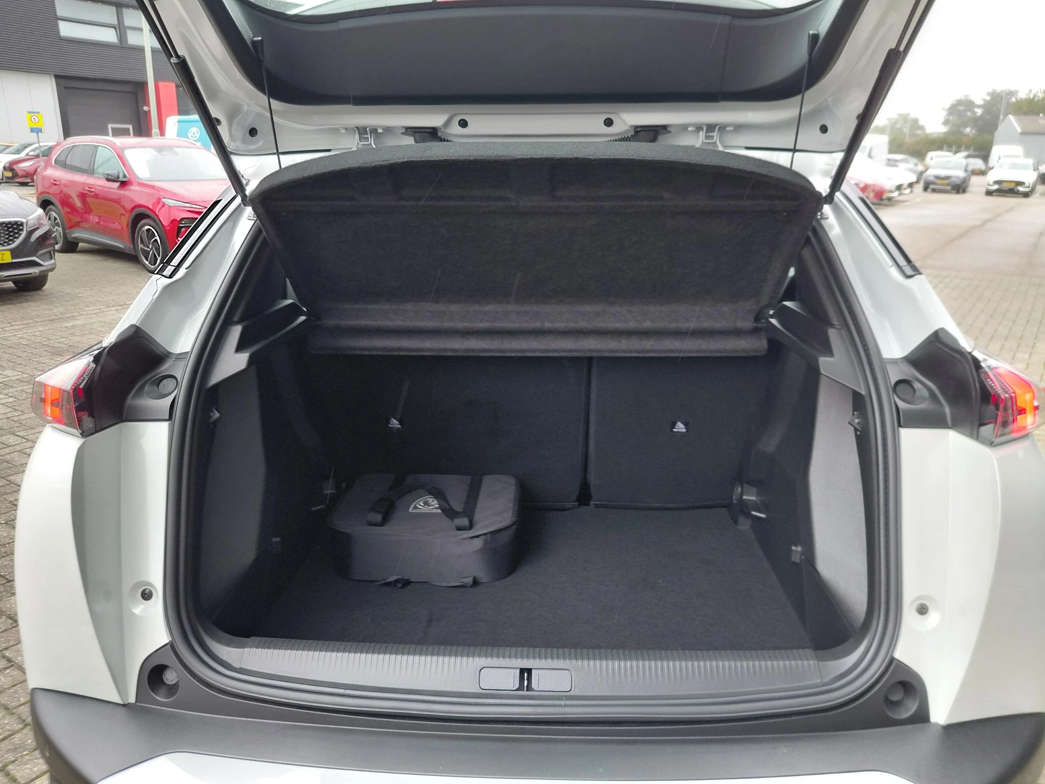 Peugeot-e-2008-image-5