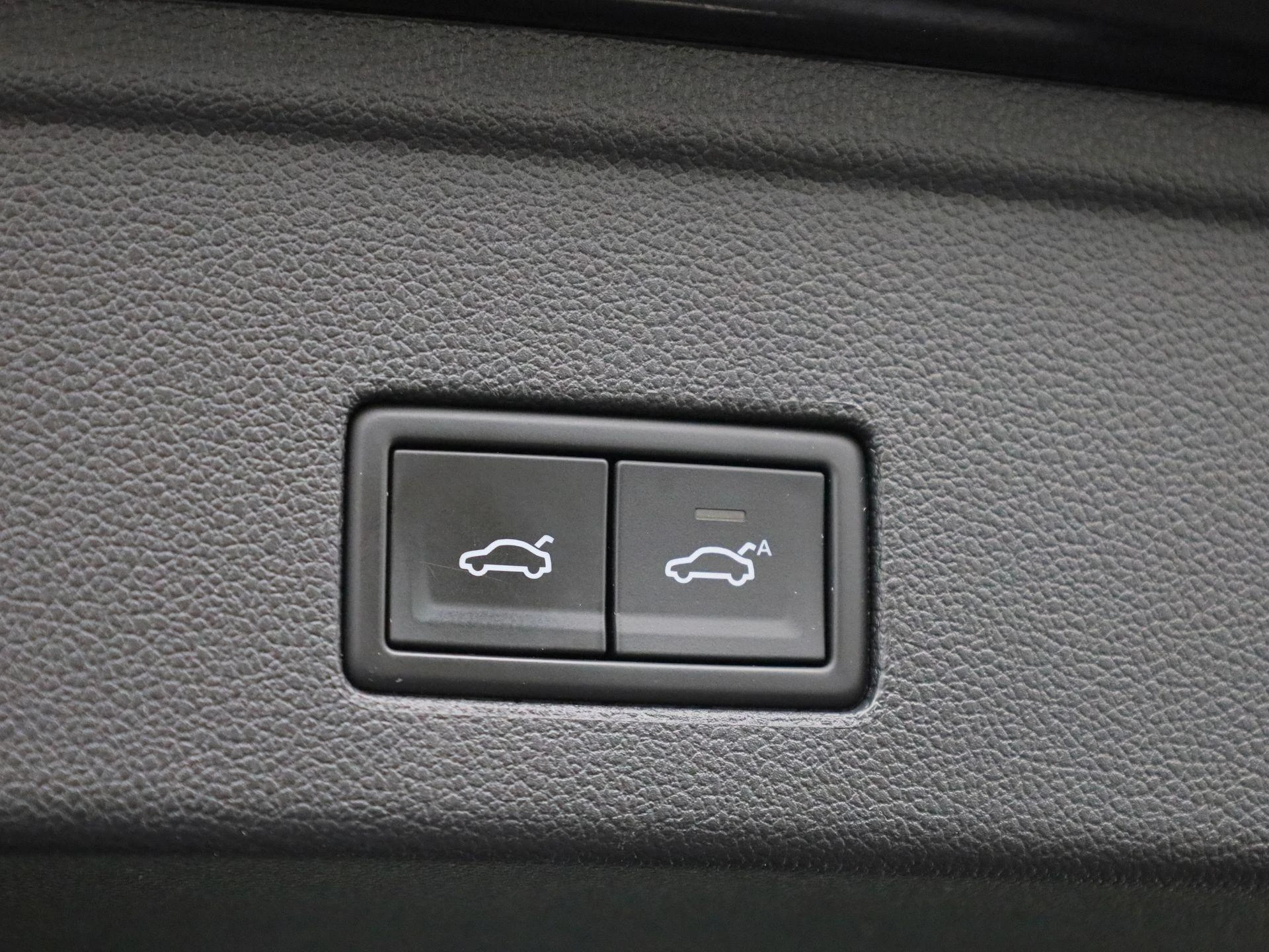 Volkswagen-Touareg-image-16