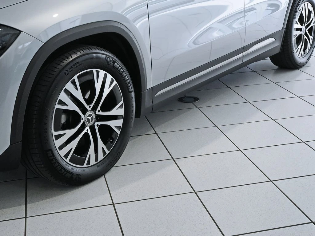 Mercedes-Benz-GLA 200 d-image-4