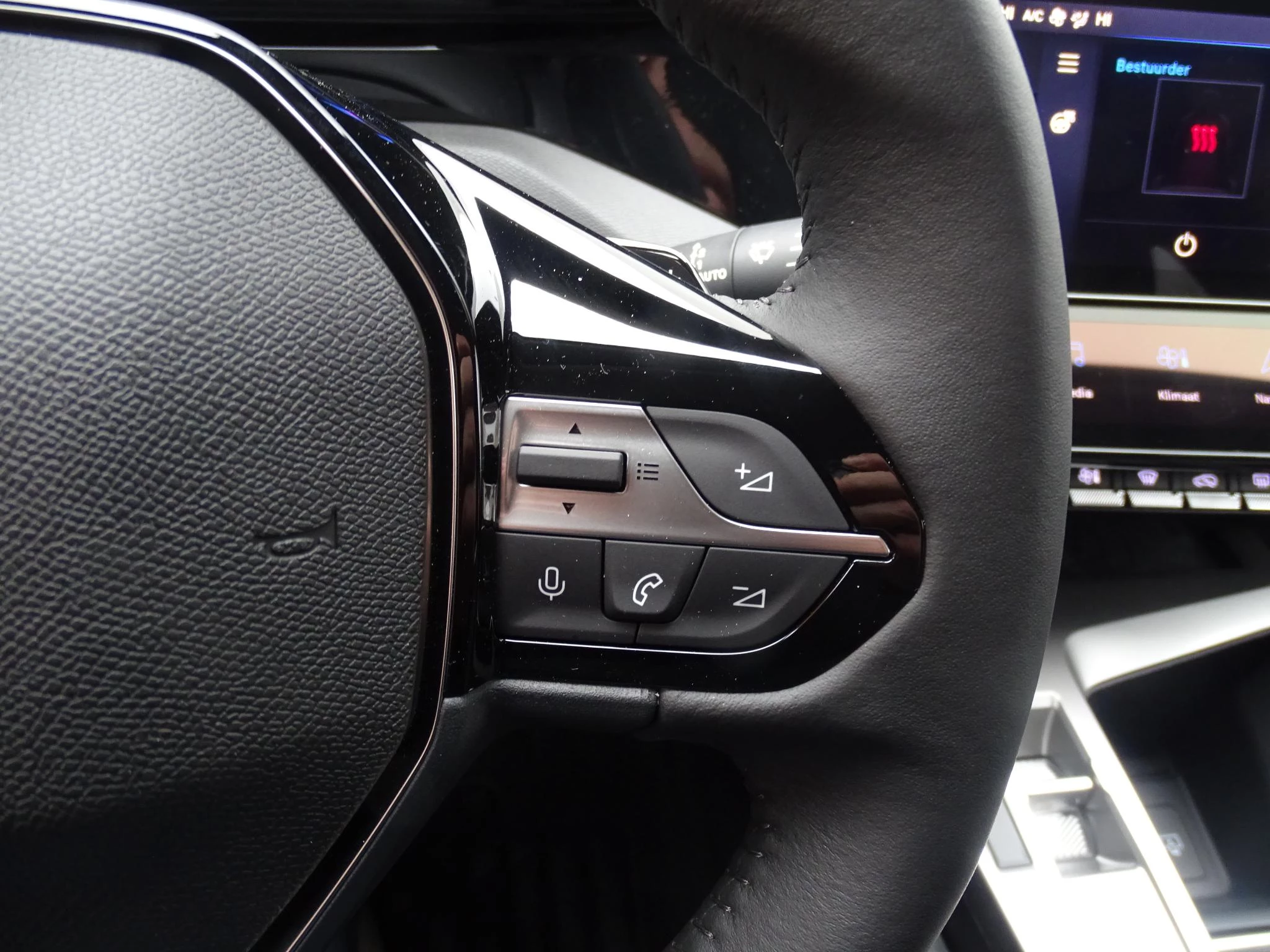 Peugeot-408-image-23