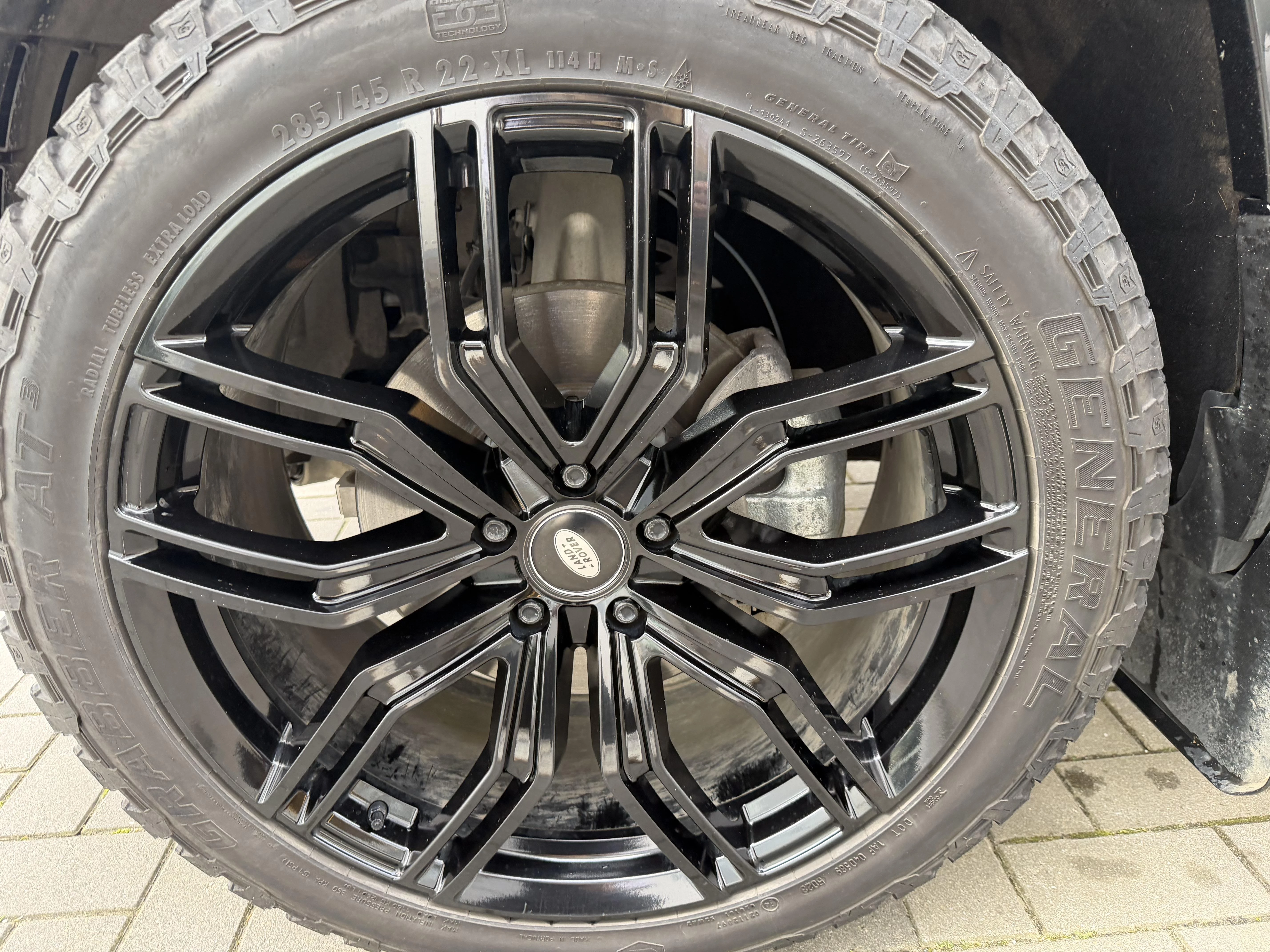 Land Rover Defender 110 D250 SE AWD