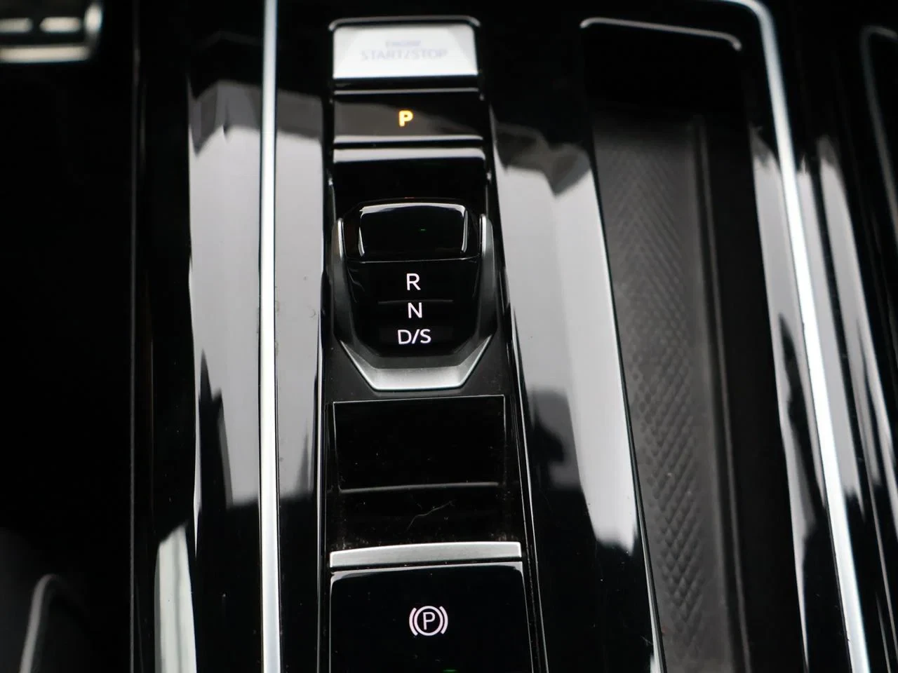 Volkswagen-Golf-image-23