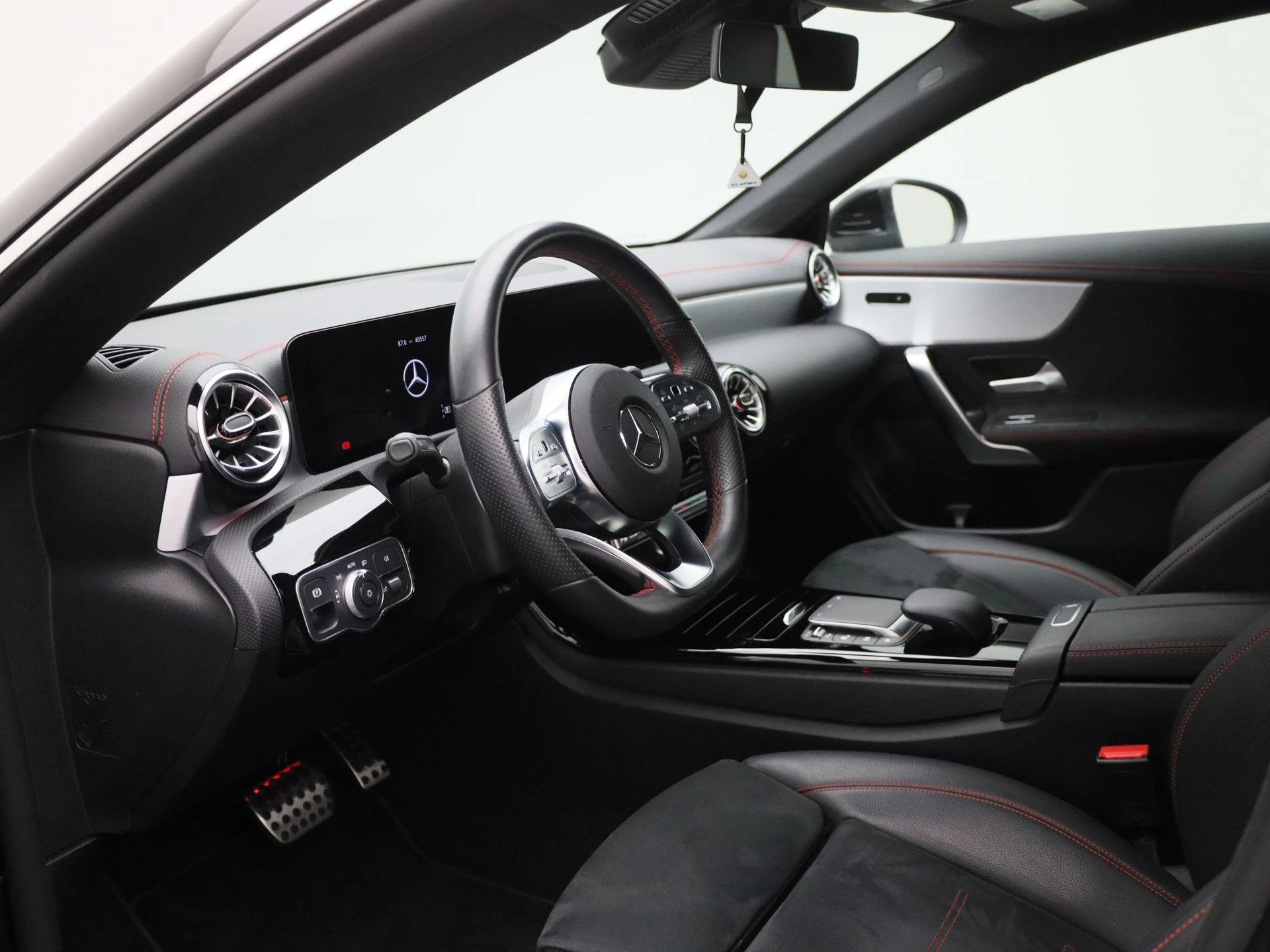 Mercedes-Benz-CLA-image-31