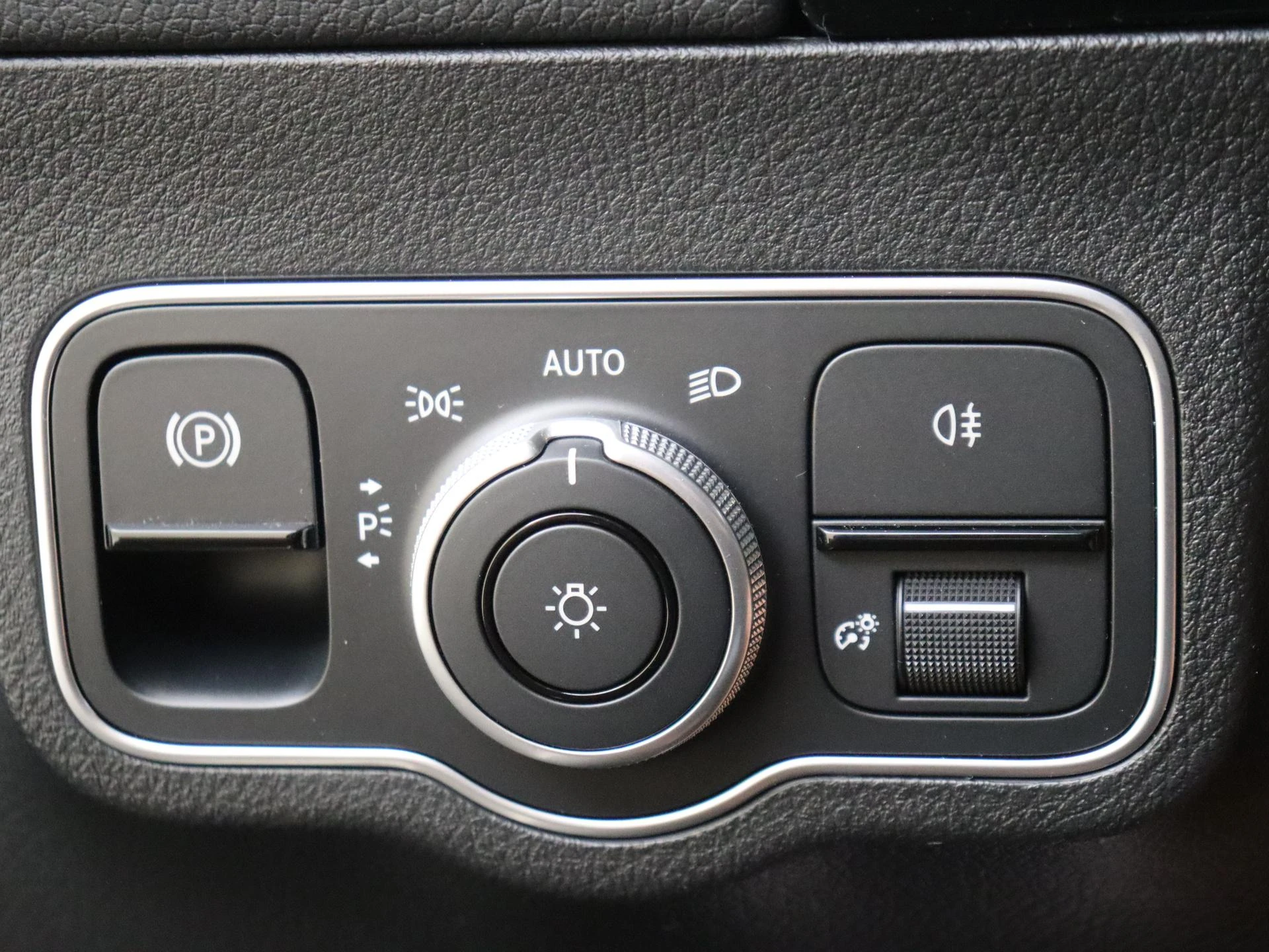 Mercedes-Benz-GLA-image-24