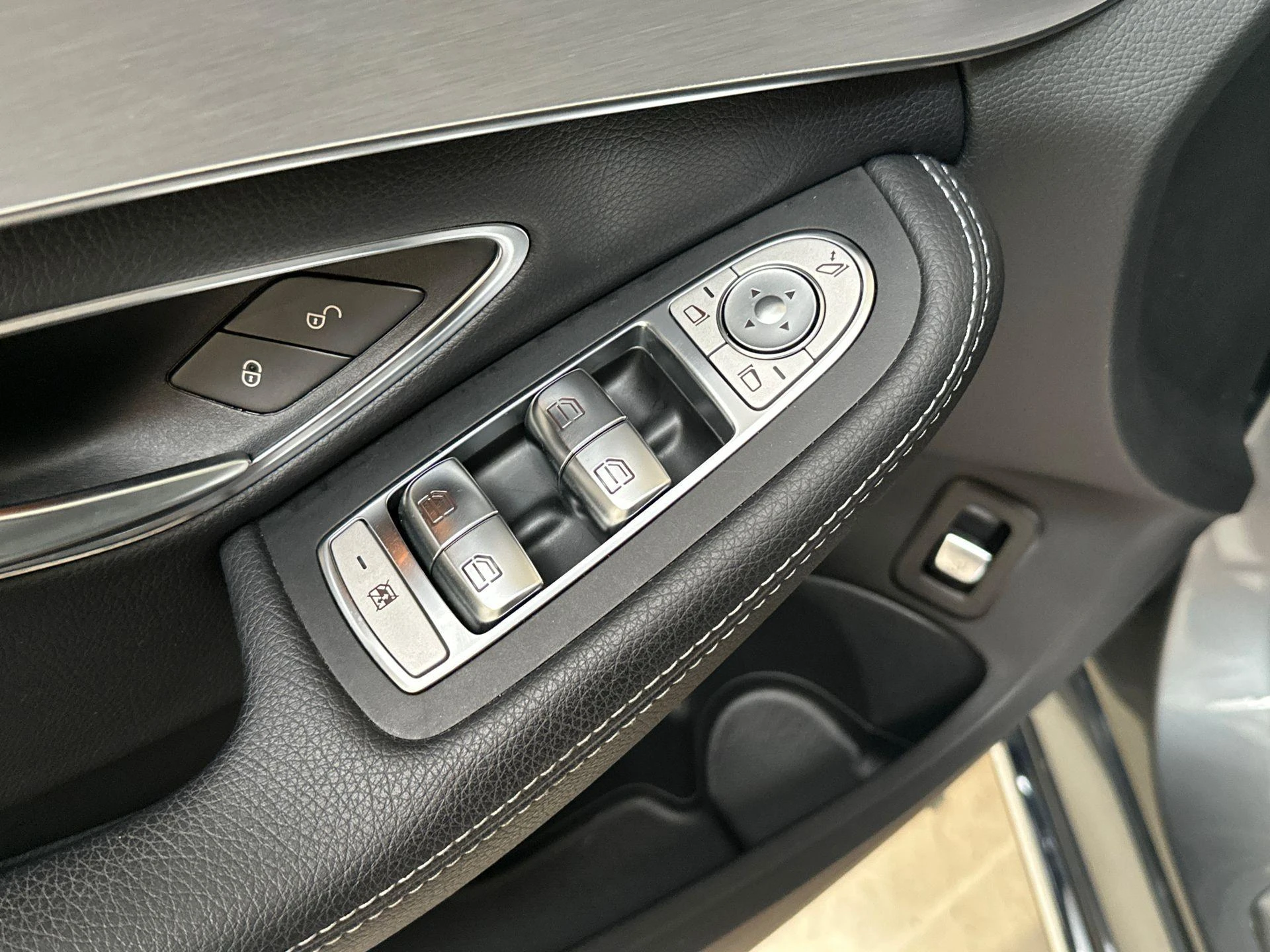 Mercedes-Benz-C-Klasse-image-26