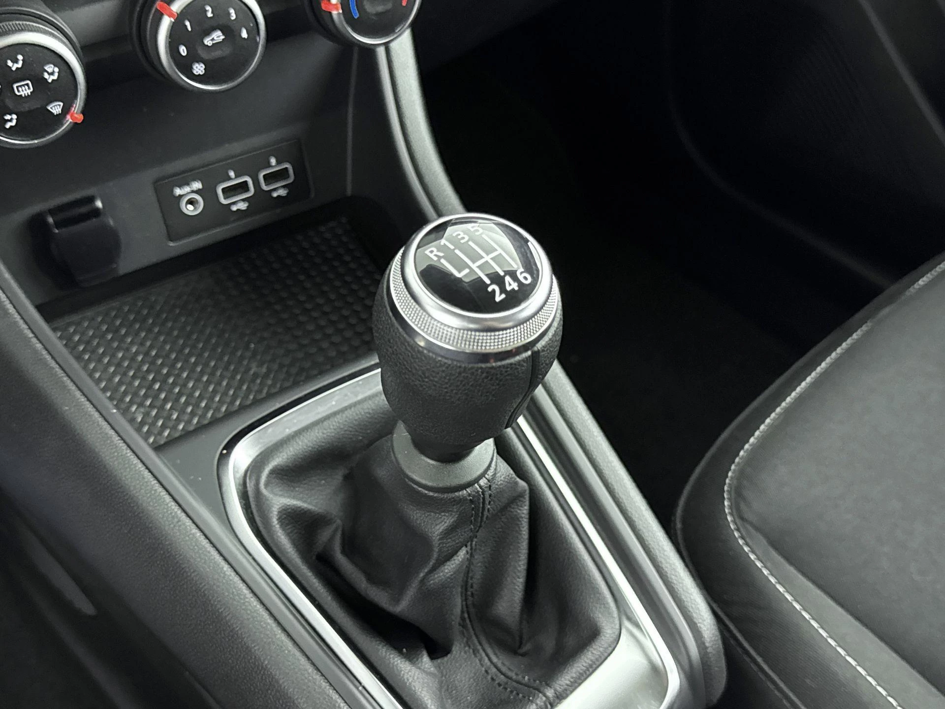 Renault-Captur-image-16