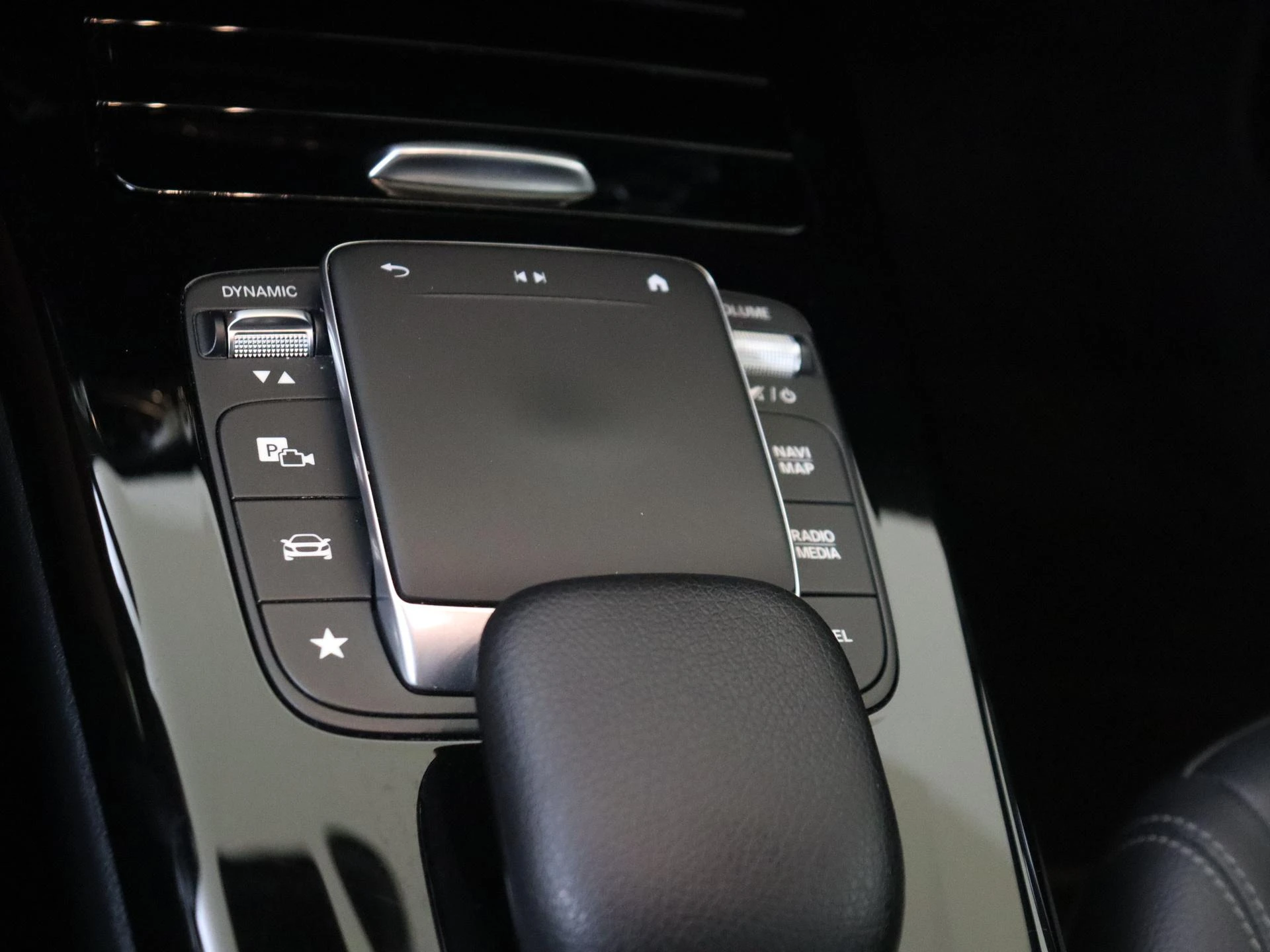Mercedes-Benz-CLA-image-20