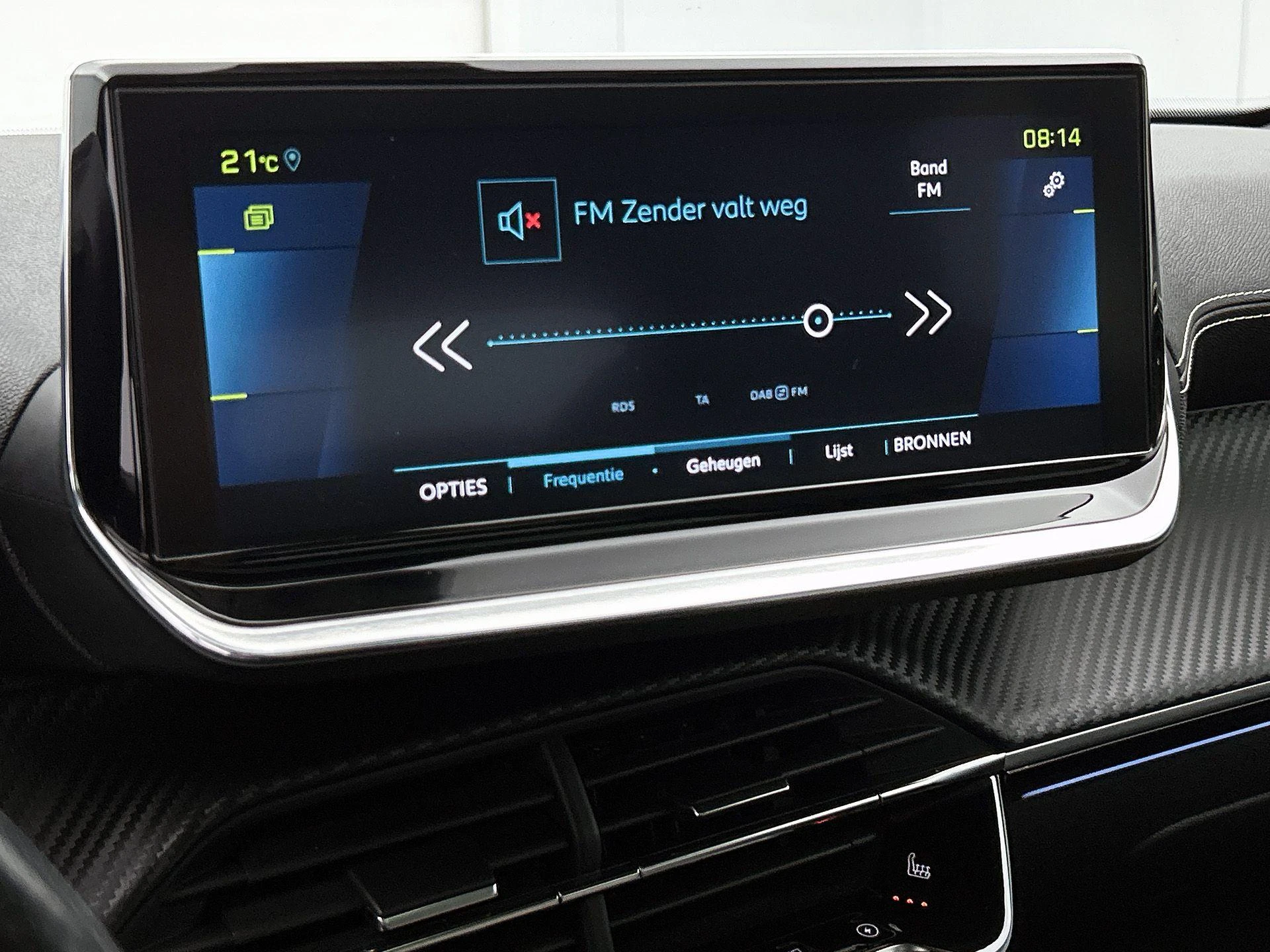 Peugeot-e-2008-image-6
