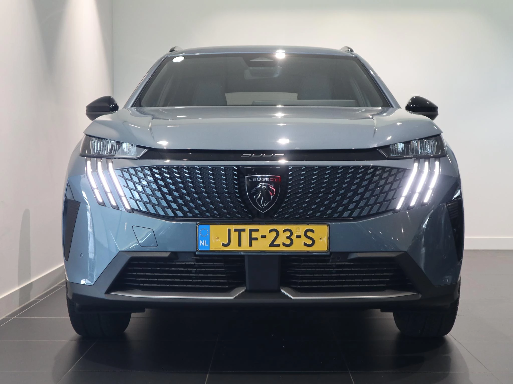 Peugeot e-5008
