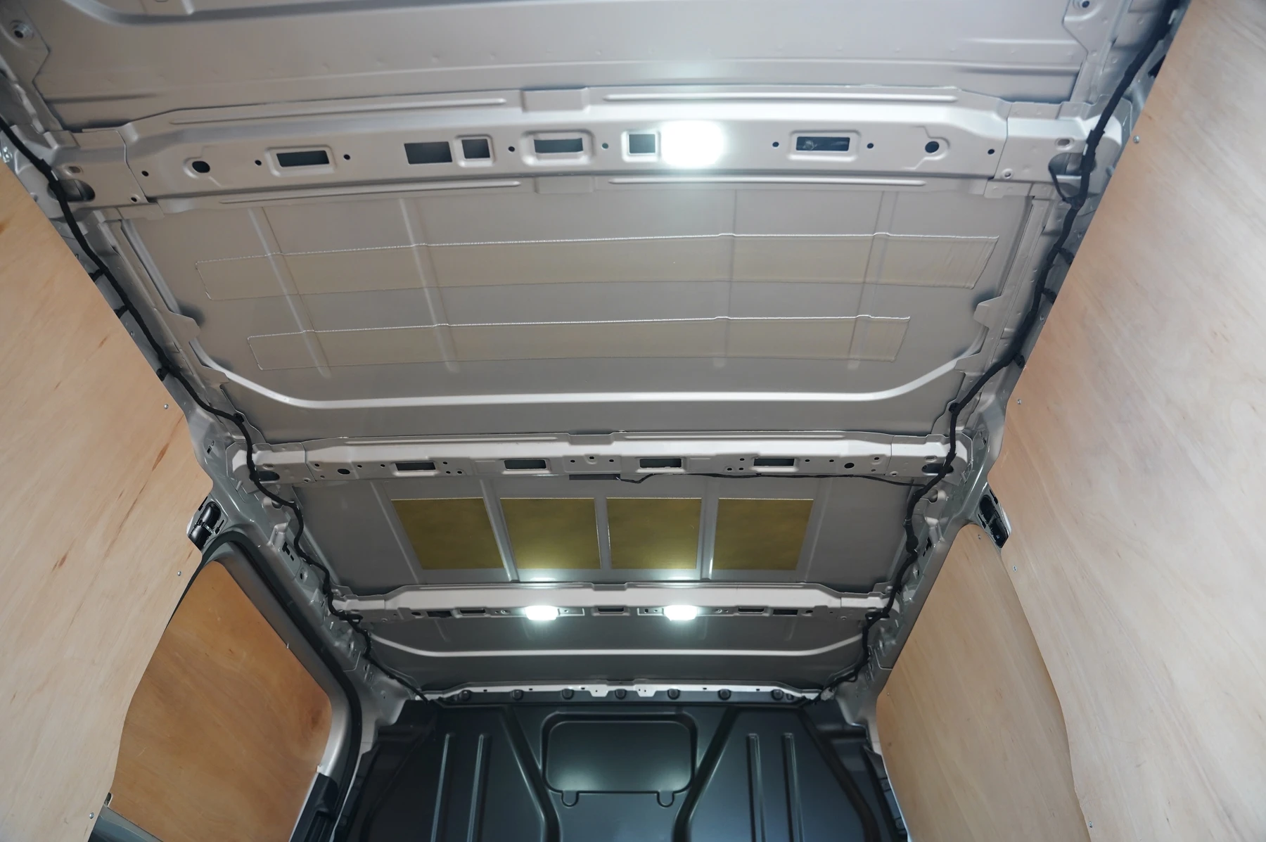 Volkswagen-Transporter-image-28