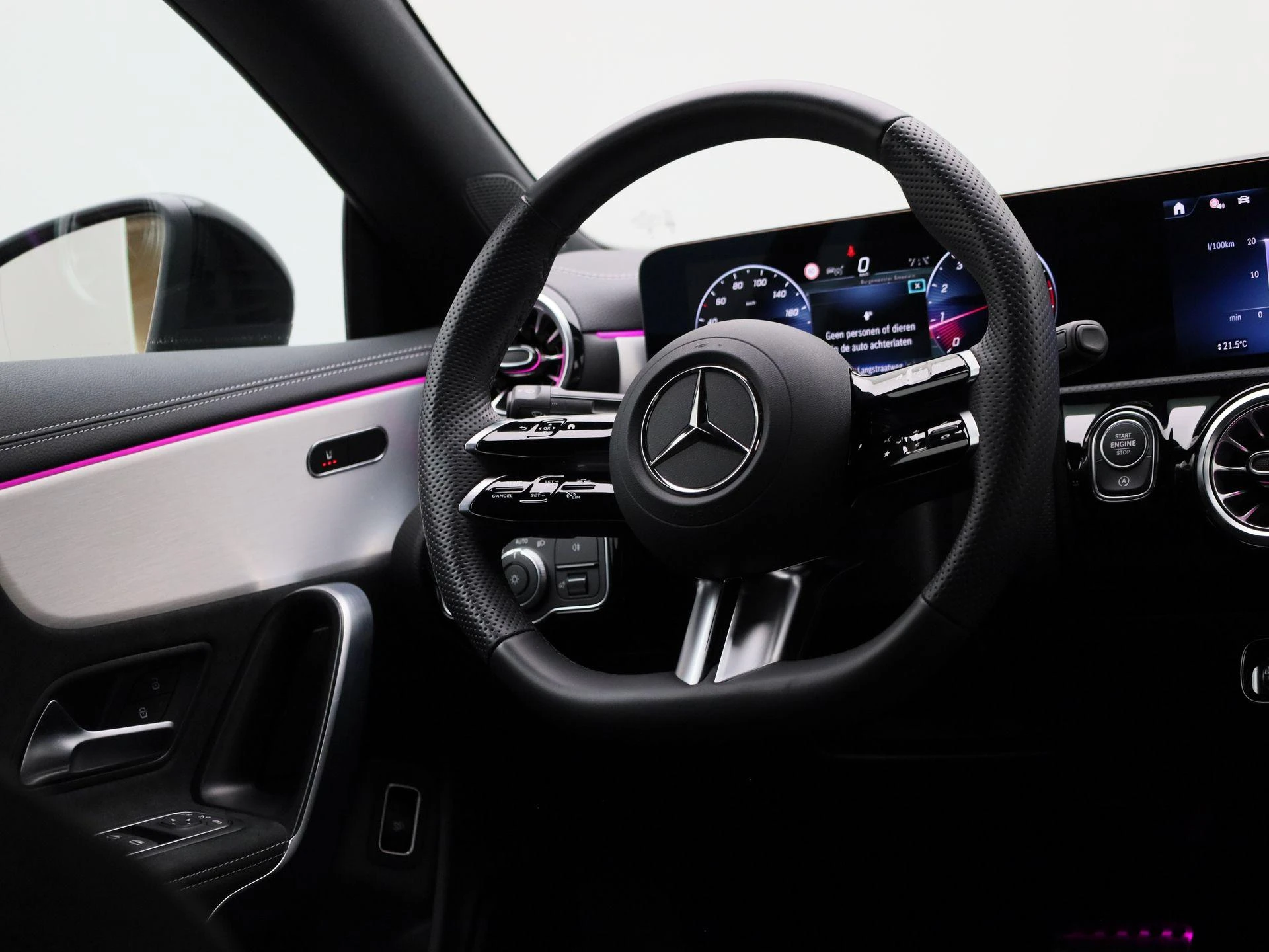 Mercedes-Benz-CLA-image-40