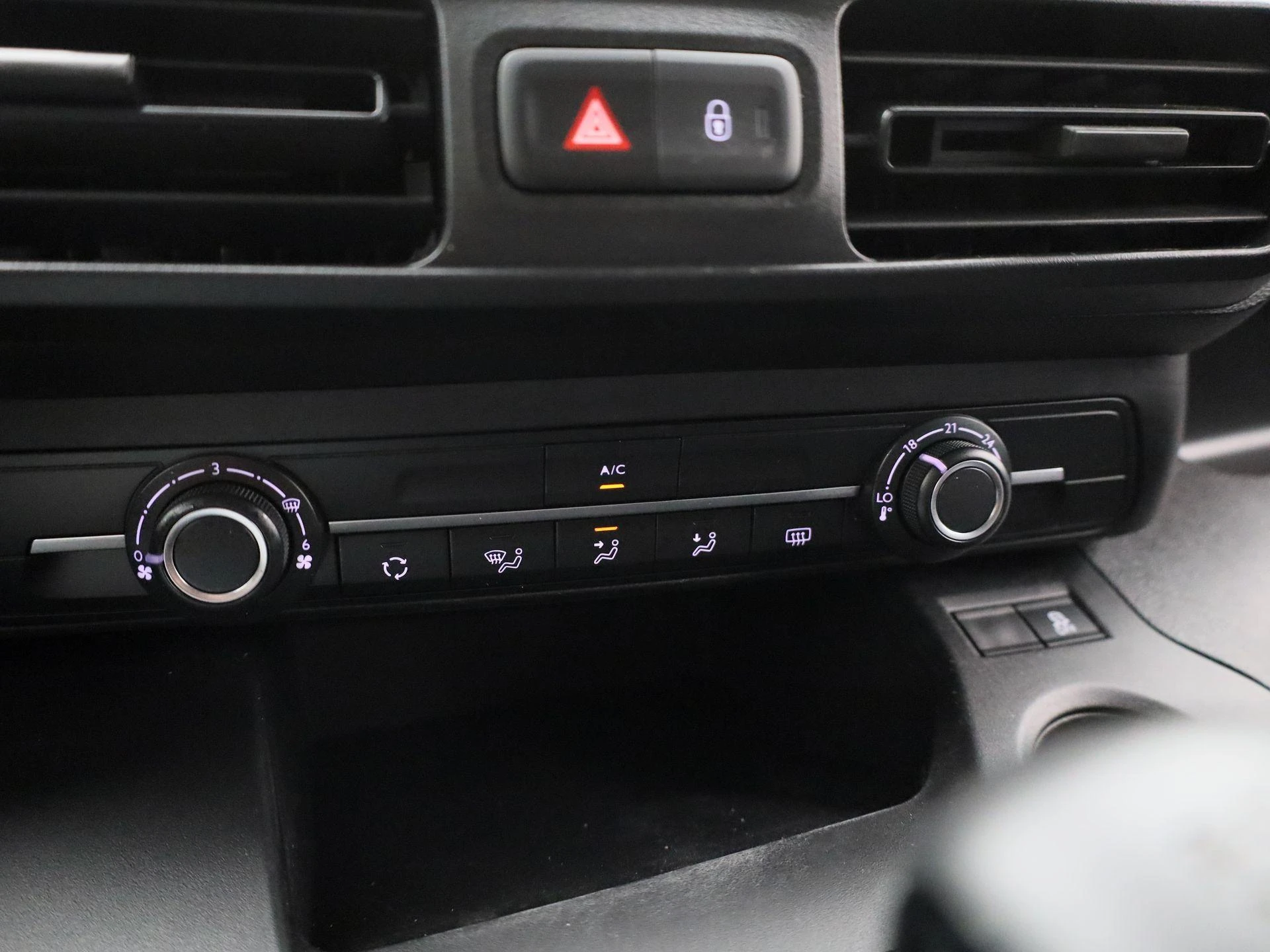 Opel-Combo Life-image-22