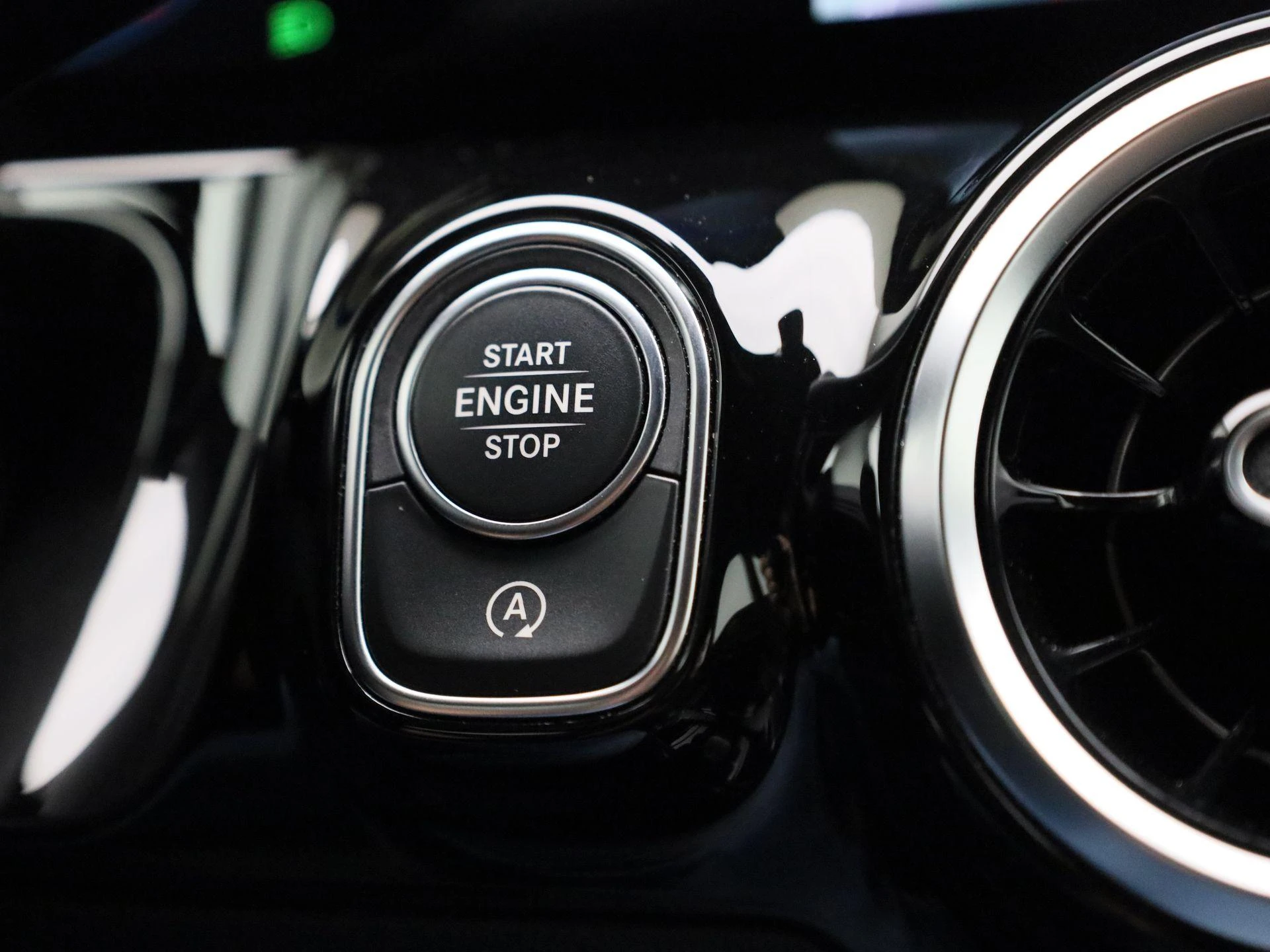 Mercedes-Benz-GLA-image-21