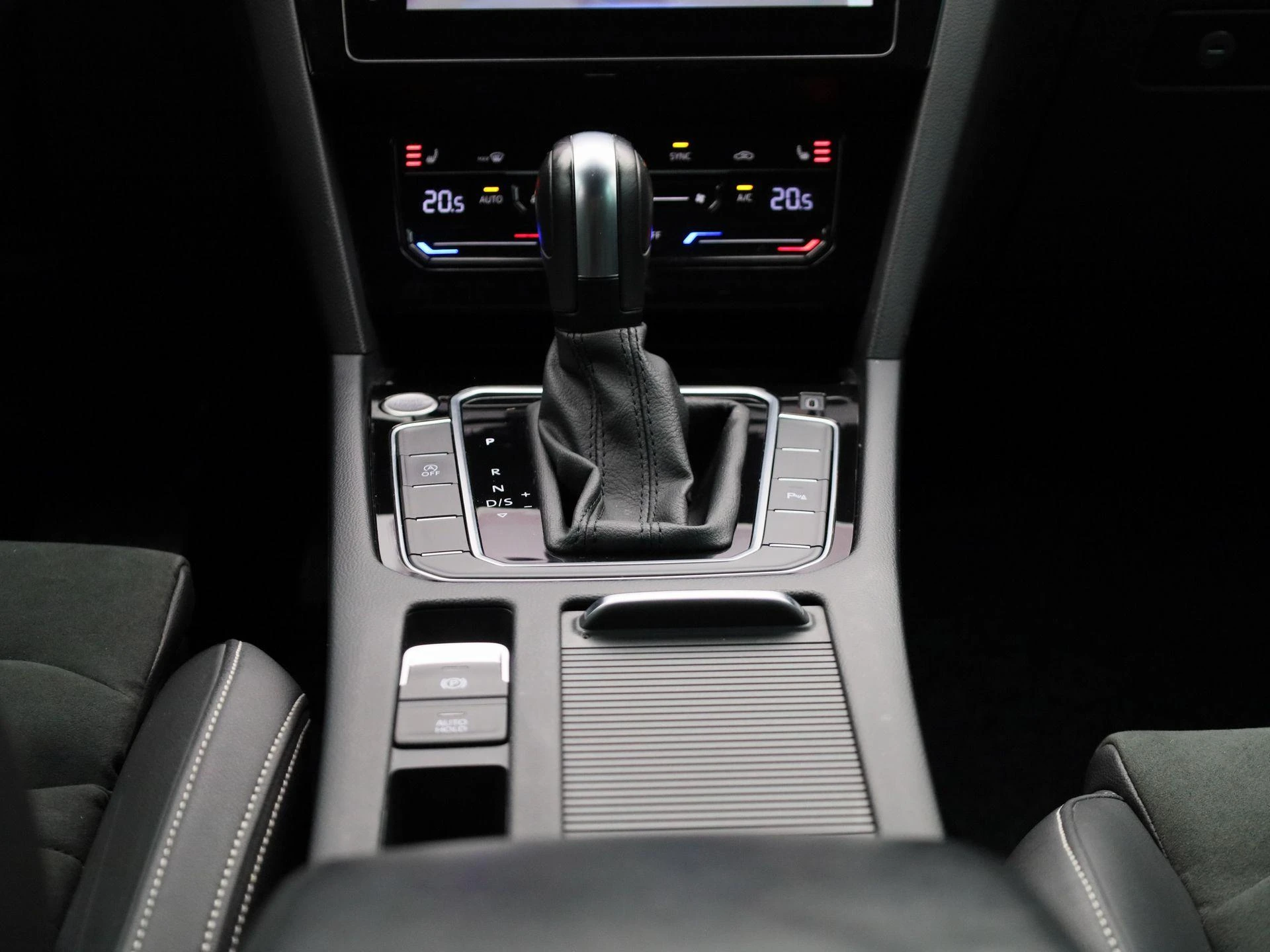 Volkswagen Passat 1.5 TSI R-Line Business +