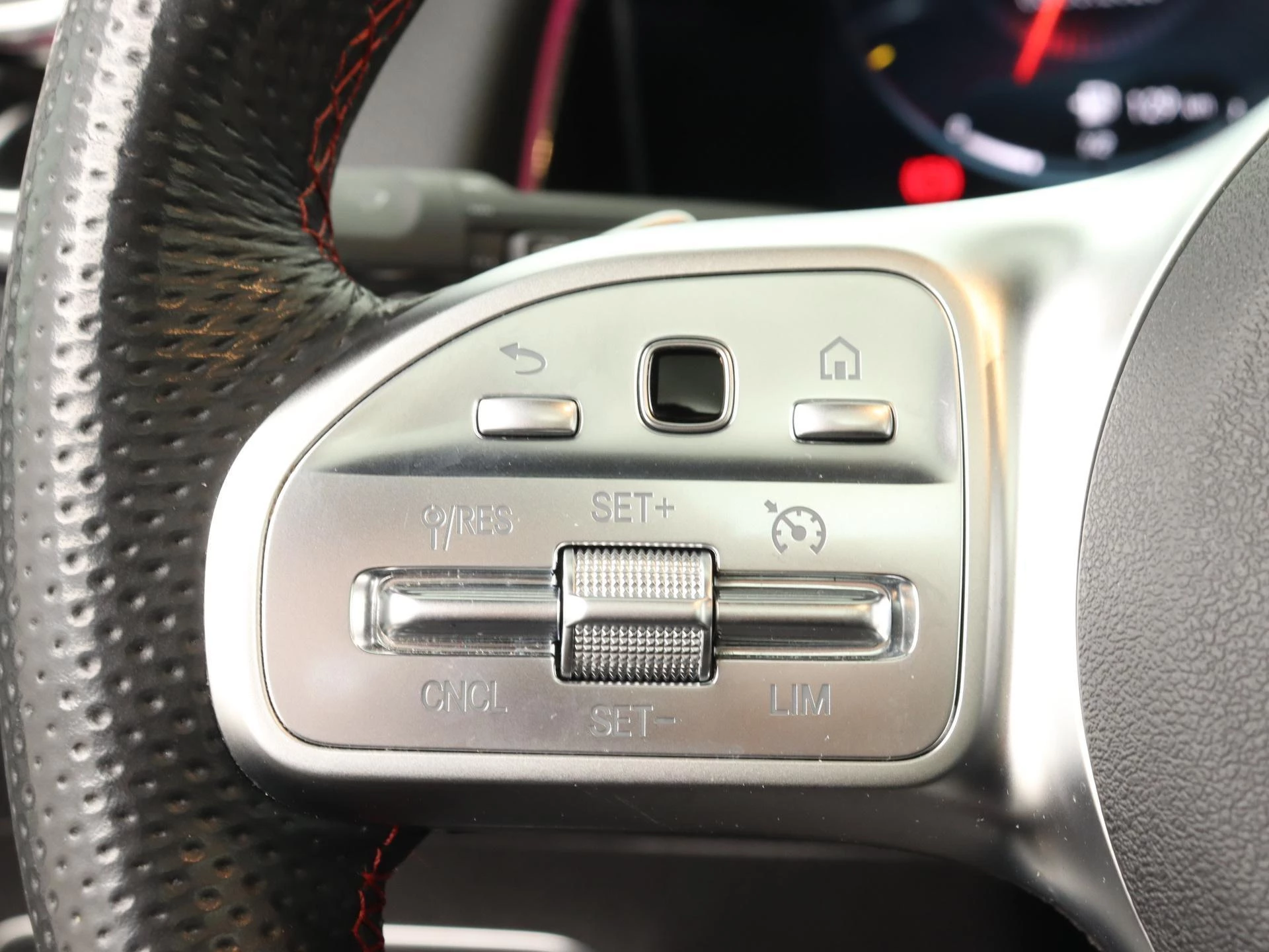 Mercedes-Benz-GLB-image-22