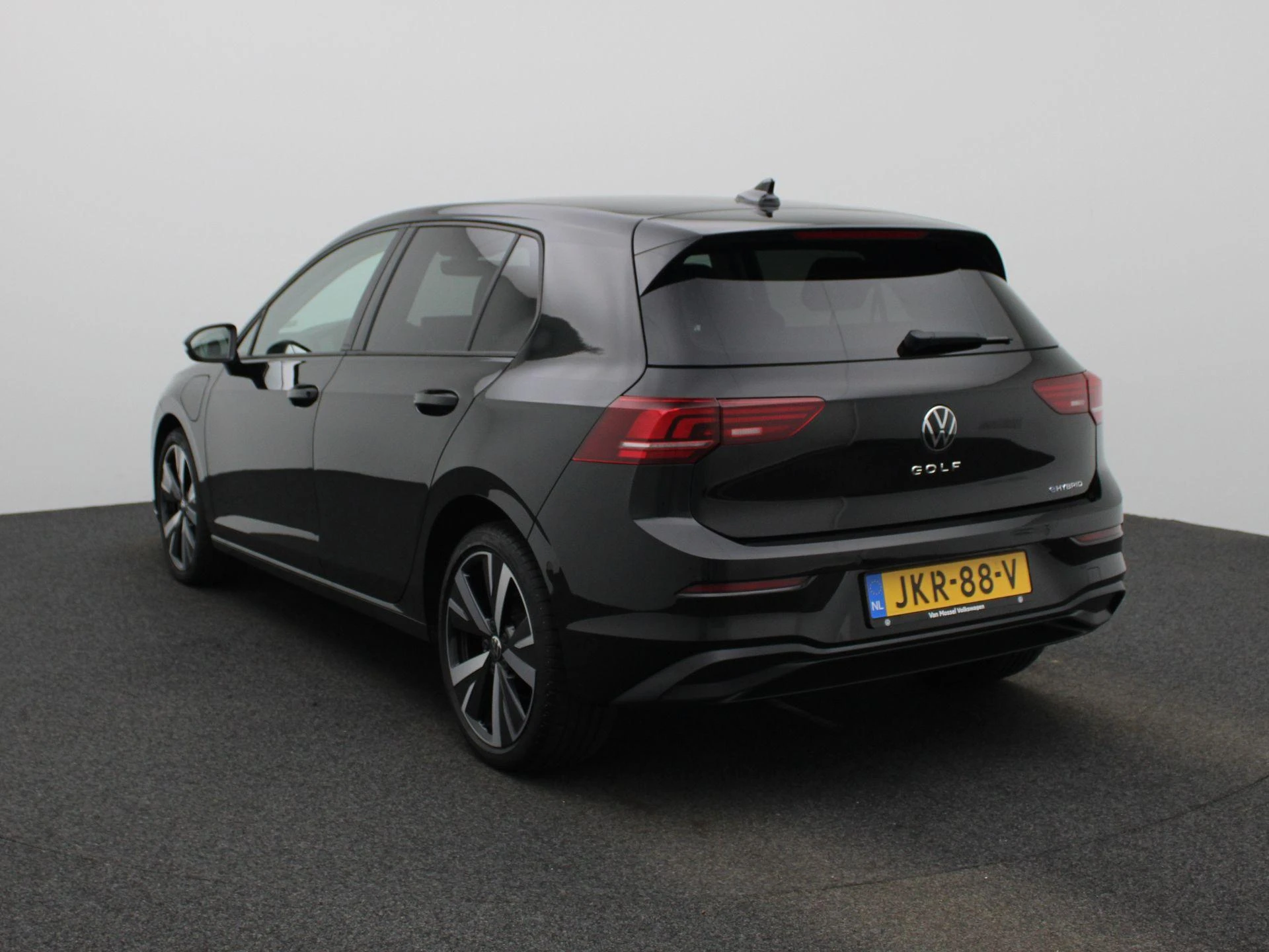 Volkswagen-Golf-image-1